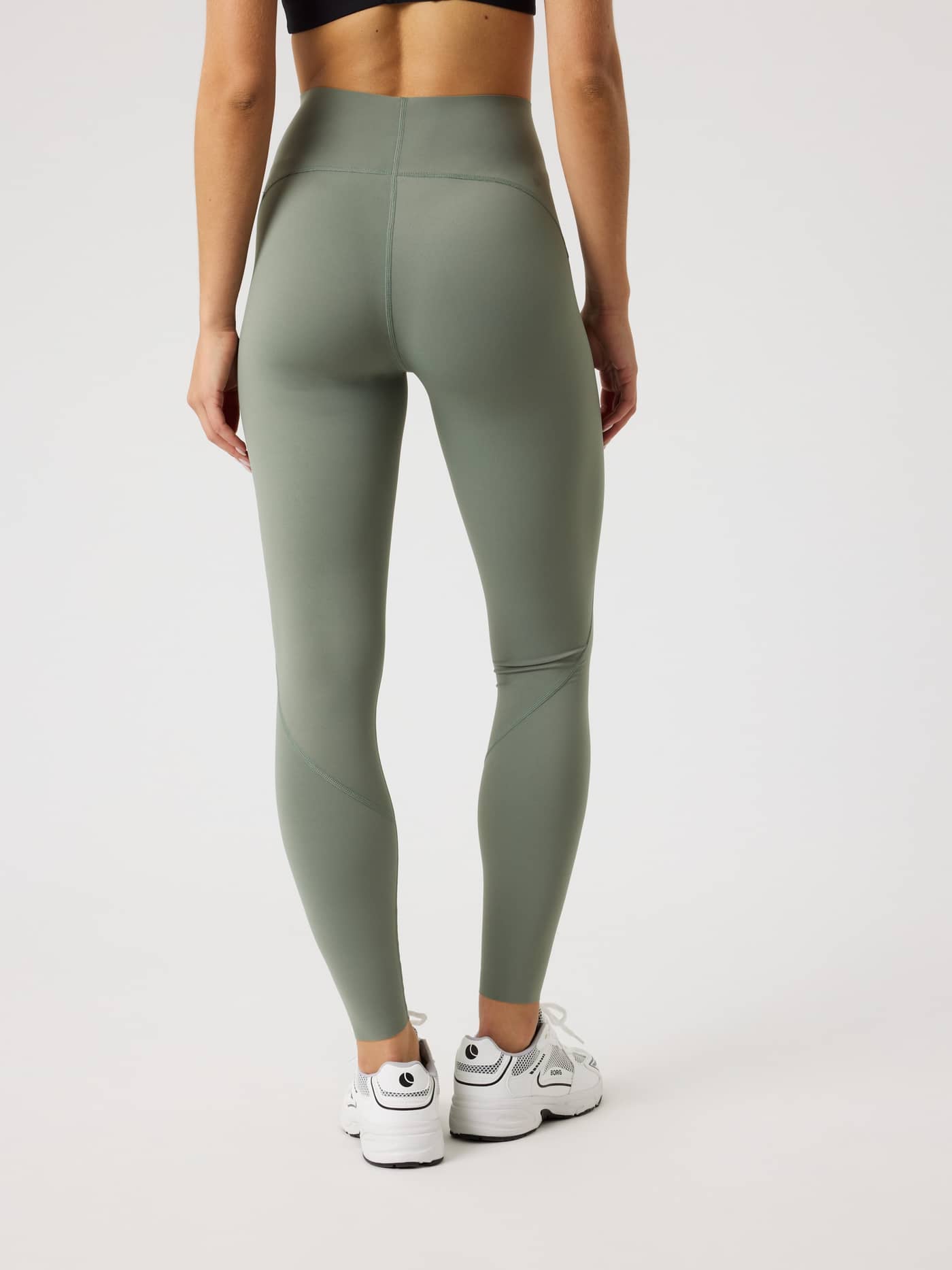 Rückansicht eines Models in den Borg Sleek Tights in Agave Green (Grün) mit schmalem Fit und hoher Taille für das Training. - Image 2