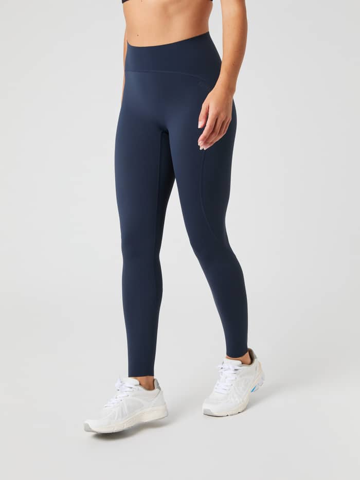 Vue latérale du Borg Sleek Tights en Outerspace (Marine) à la coupe ajustée élégante pour l'entraînement.