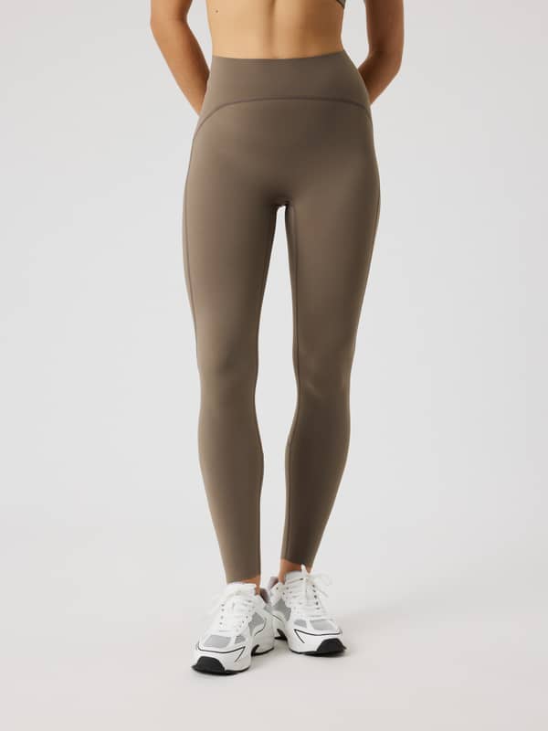 Borg Sleek Tights in Falcon (Bruin) met een slanke pasvorm en hoge taille voor training, getoond in vooraanzicht.