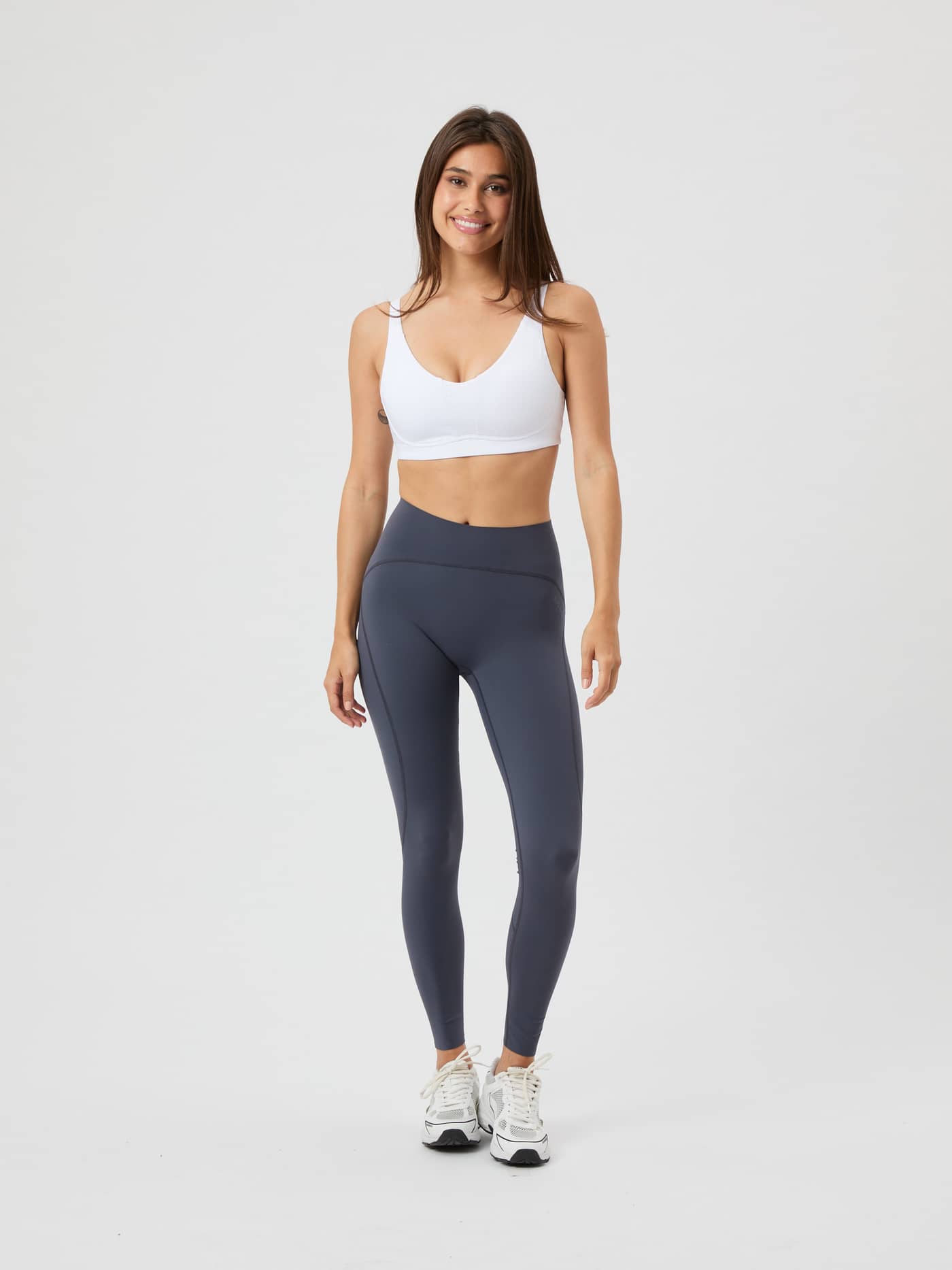 Front view of a model wearing the Björn Borg Borg Sleek Tights in Odyssey Gray. - Image 1