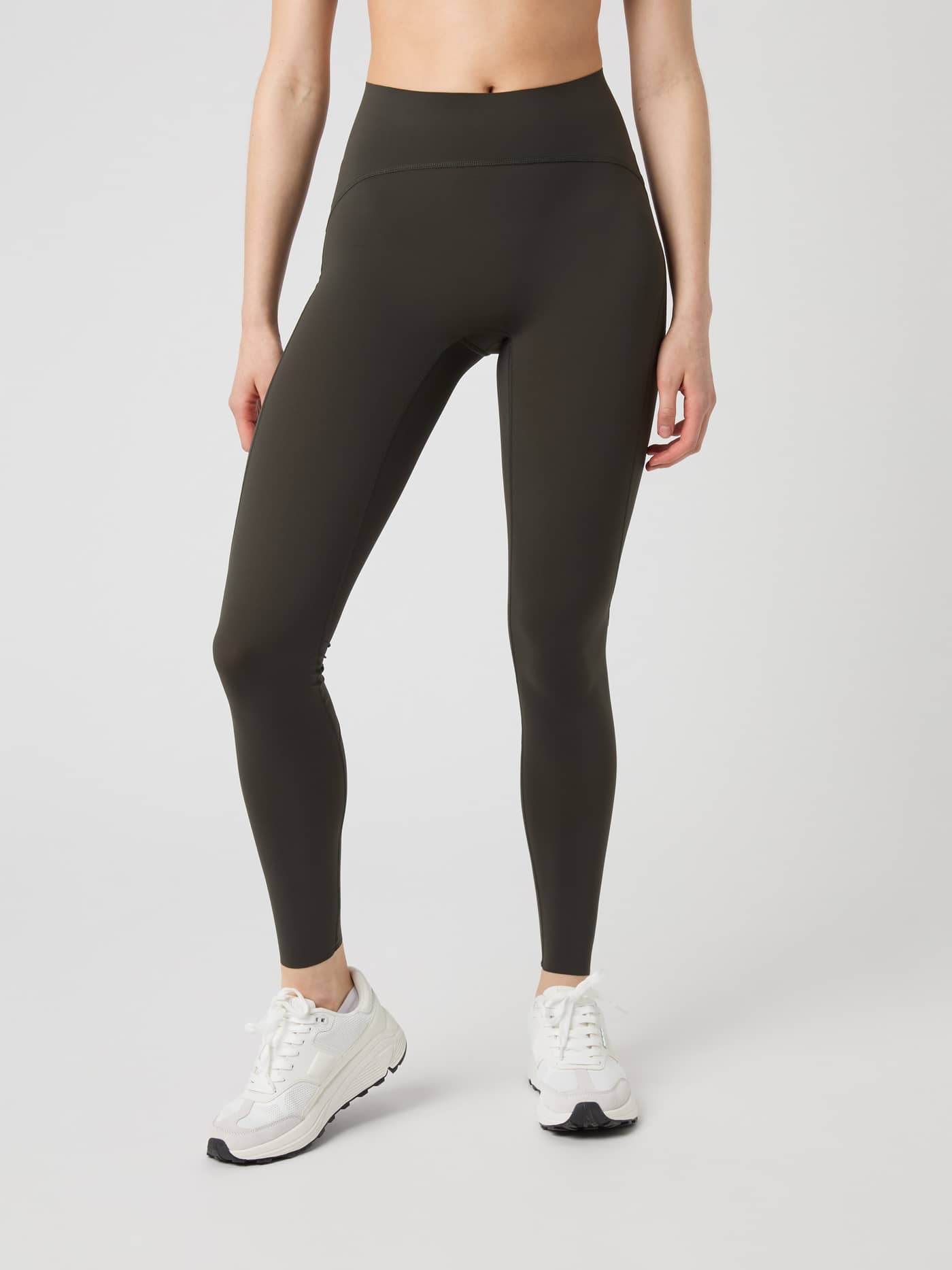 Borg Sleek Tights i Peat (Grøn) set forfra på en model med en slank pasform, ideelle til træning. - Image 1