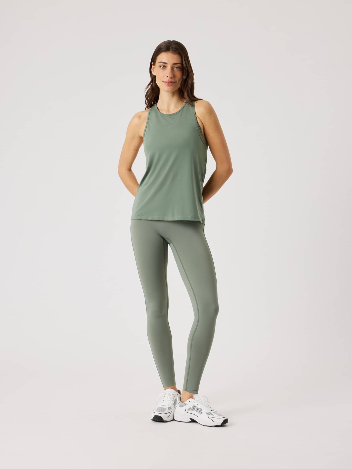 Ganzkörper-Vorderansicht einer Frau in Borg Sleek Tights in Agave Green (Grün) mit schmaler Passform für das Training. - Image 5