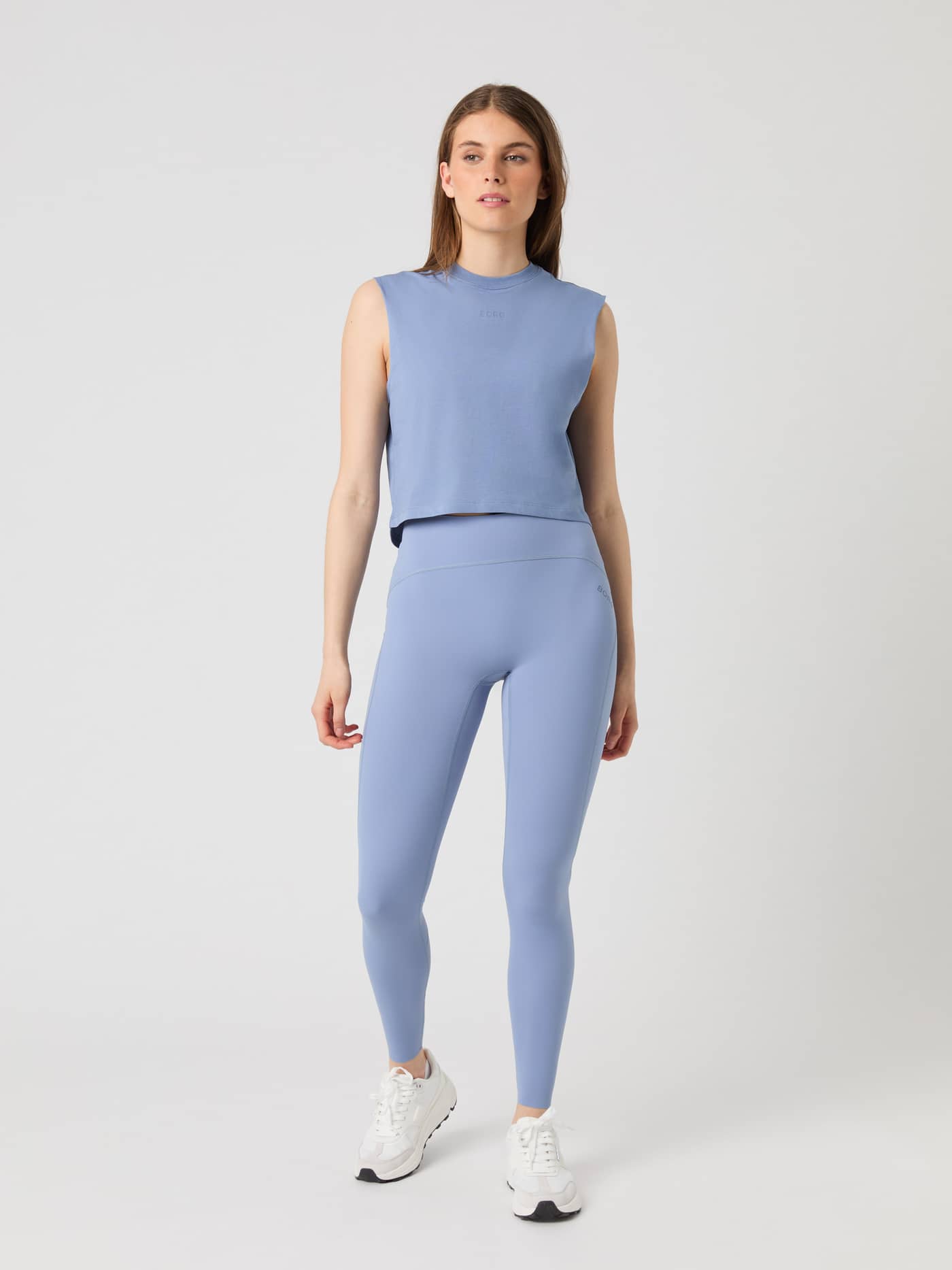 Vue de face d'un mannequin portant le Borg Sleek Tights Stonewash (Bleu) à coupe ajustée pour l'entraînement. - Image 2