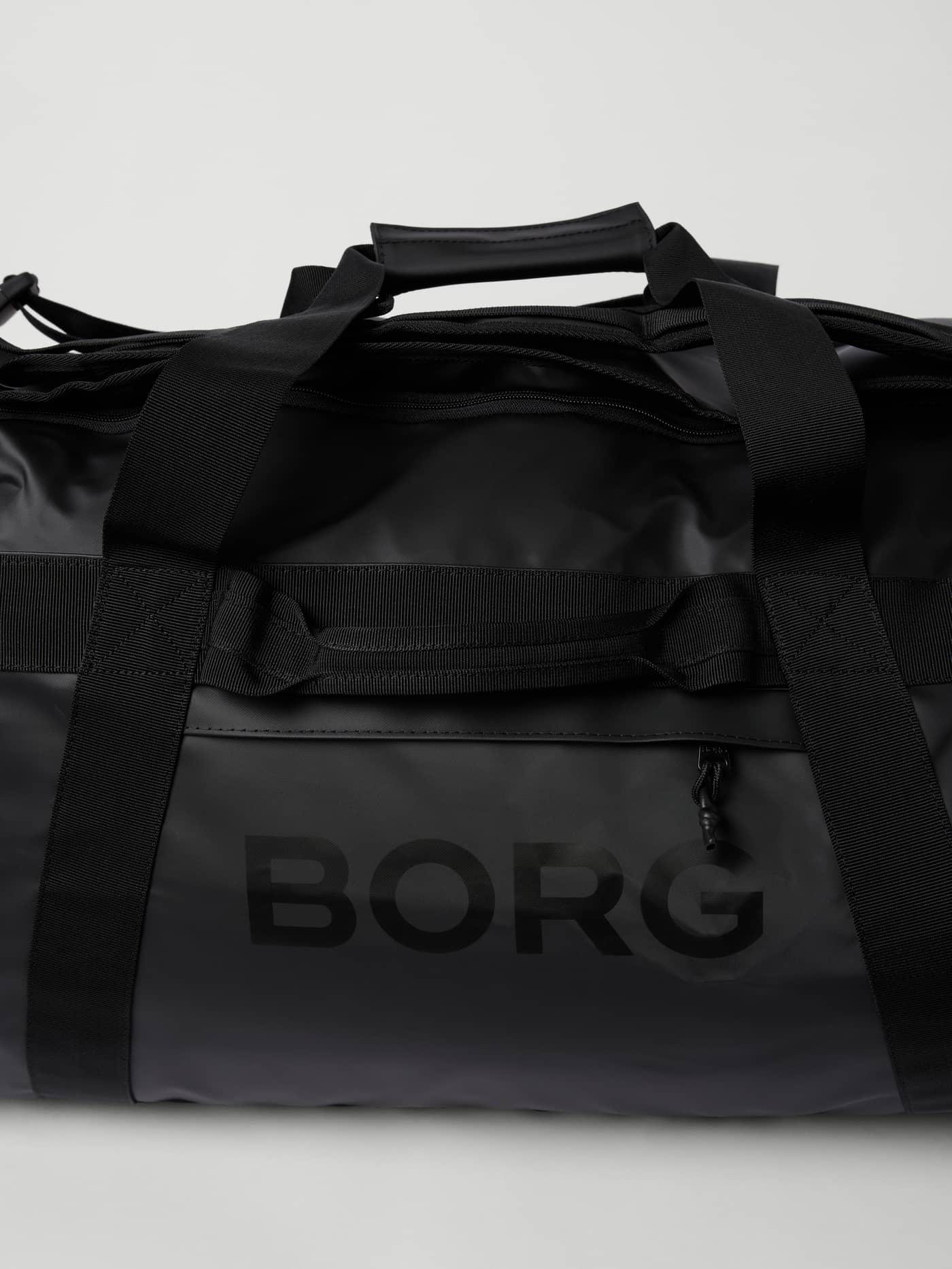 Borg Travel Duffle Bag 120L in Black Beauty (Schwarz) aus strapazierfähigem TPE-Material mit schwarzem Logo im Detail. - Image 4