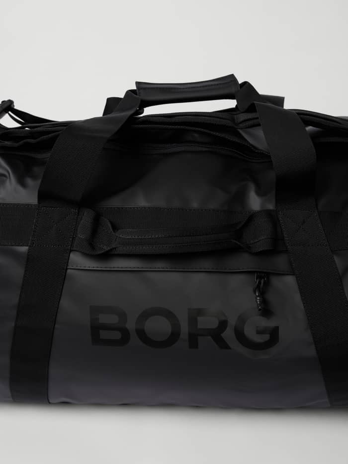 Gedetailleerde close-up van de Borg Travel Duffle Bag 120L in Black Beauty (Zwart) met TPE-coating en zwart logo. - Image 4