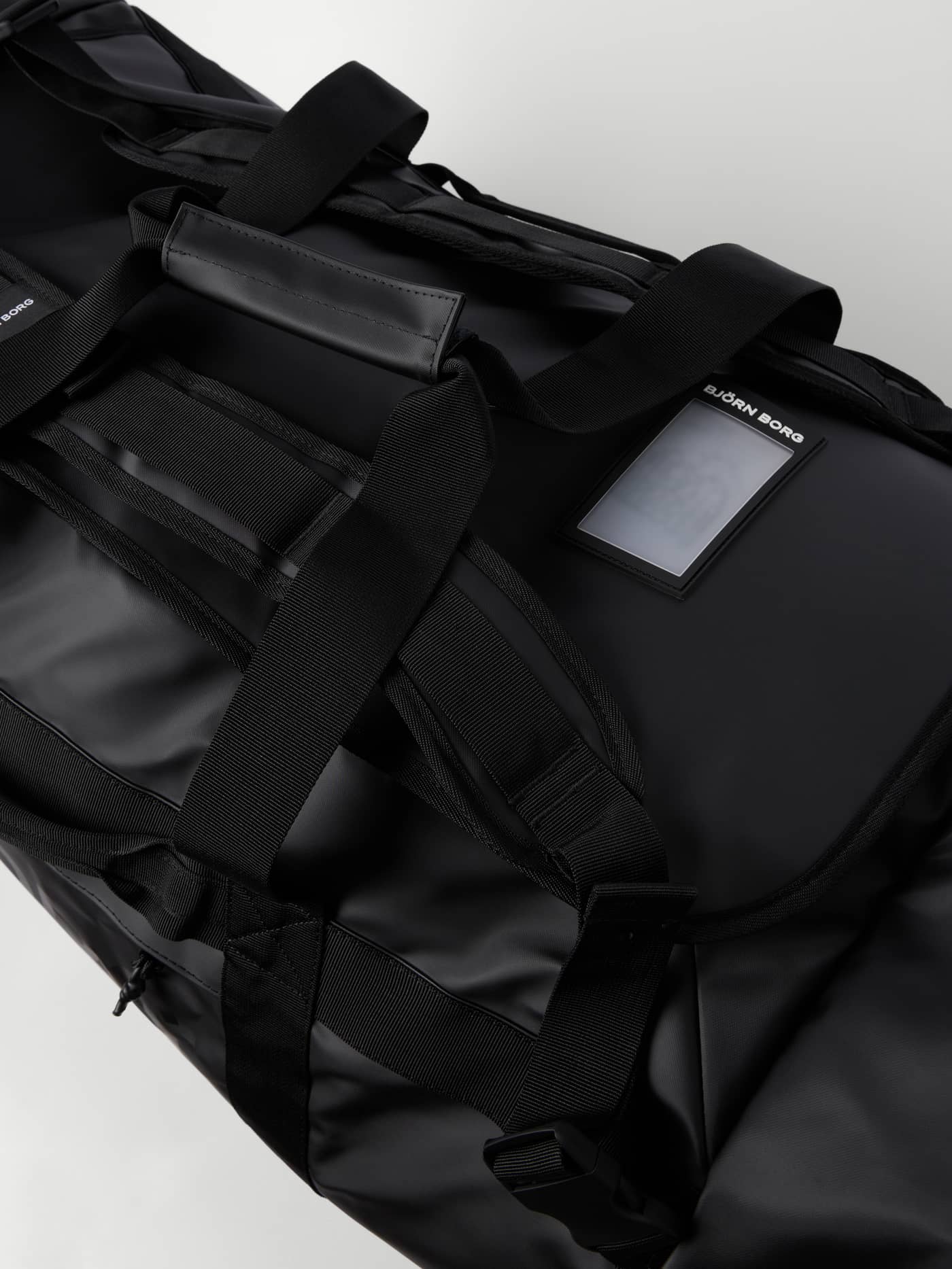 Nahaufnahme der Borg Travel Duffle Bag 120L in Black Beauty (Schwarz) mit weißem Logo und TPE-beschichtetem Material. - Image 5