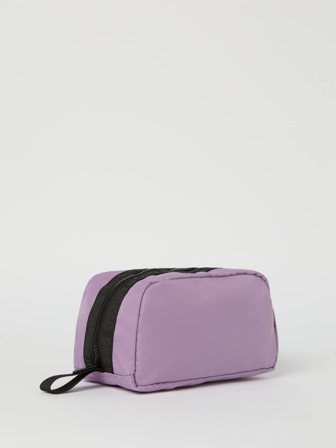 Borg Classic Toilet Case i Purple Sage (Lila) sedd från sidan med svarta märkesdragkedjor. - Image 2