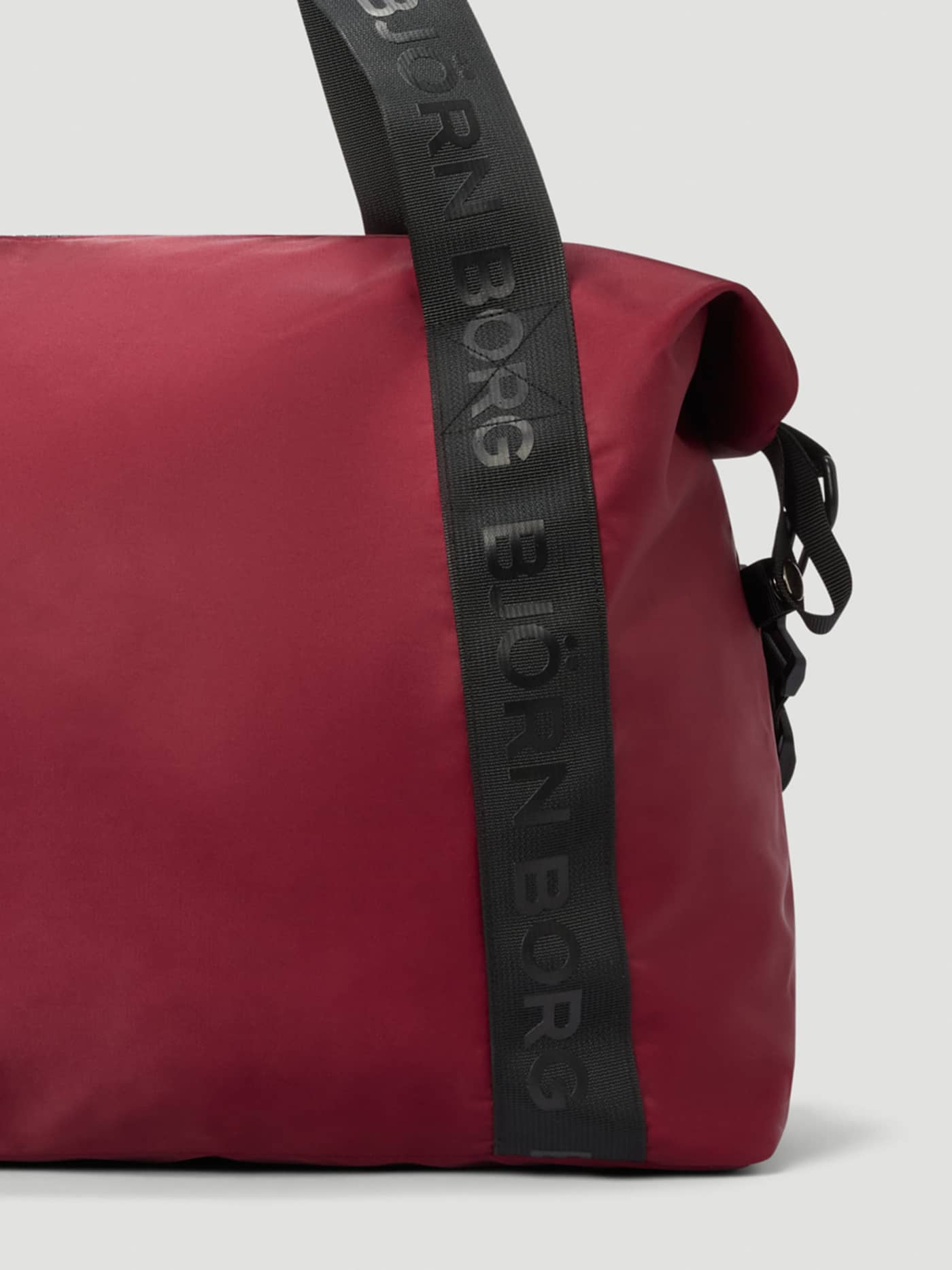 Borg Classic Sports Bag 28L i Cabernet (Rød) med svarte logostropper til trening. - Image 3