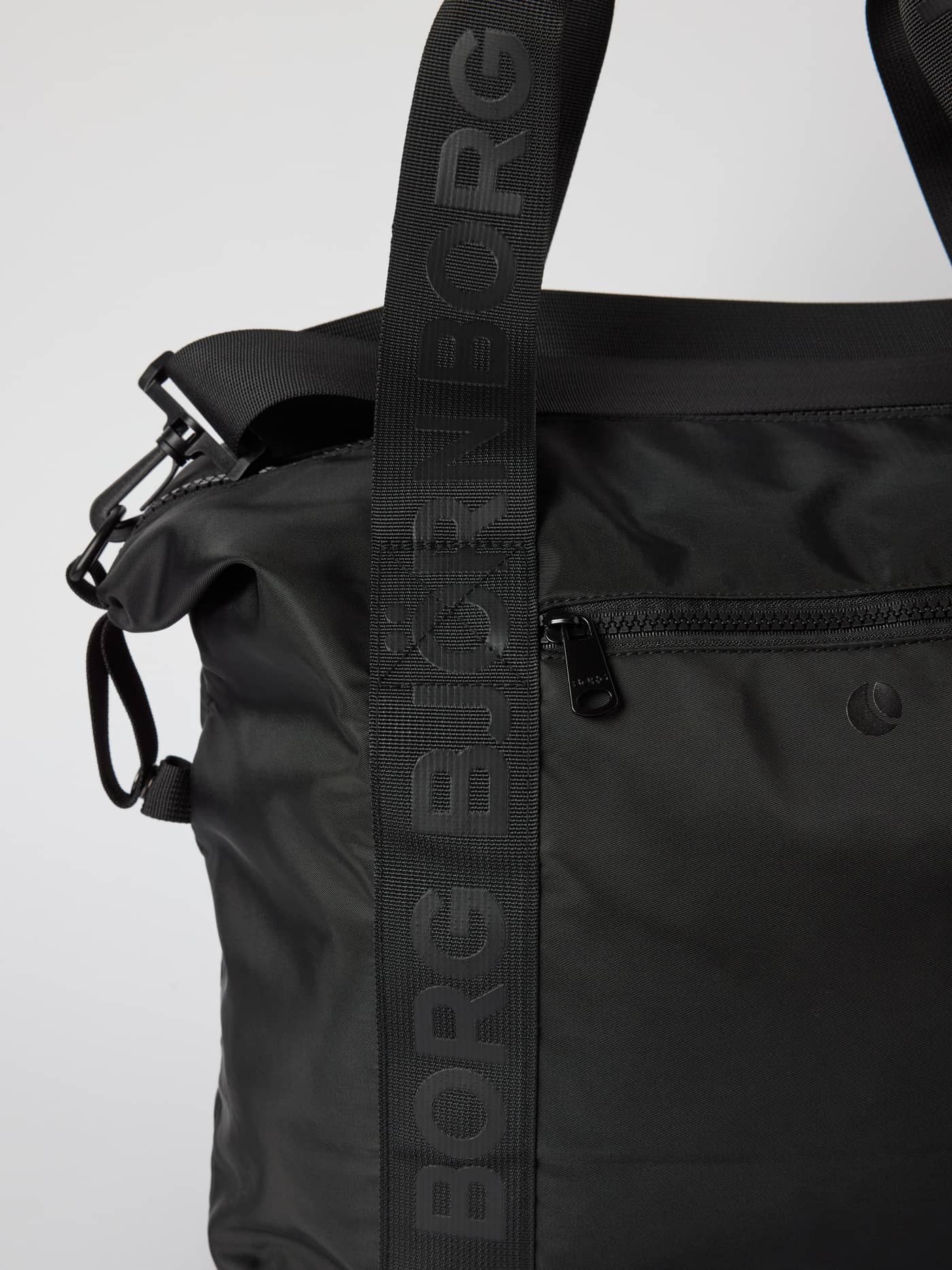 Primer plano de Borg Classic Sports Bag 28L en Black Beauty (Negro) con correas de logo negras y bolsillo con cremallera. - Image 4