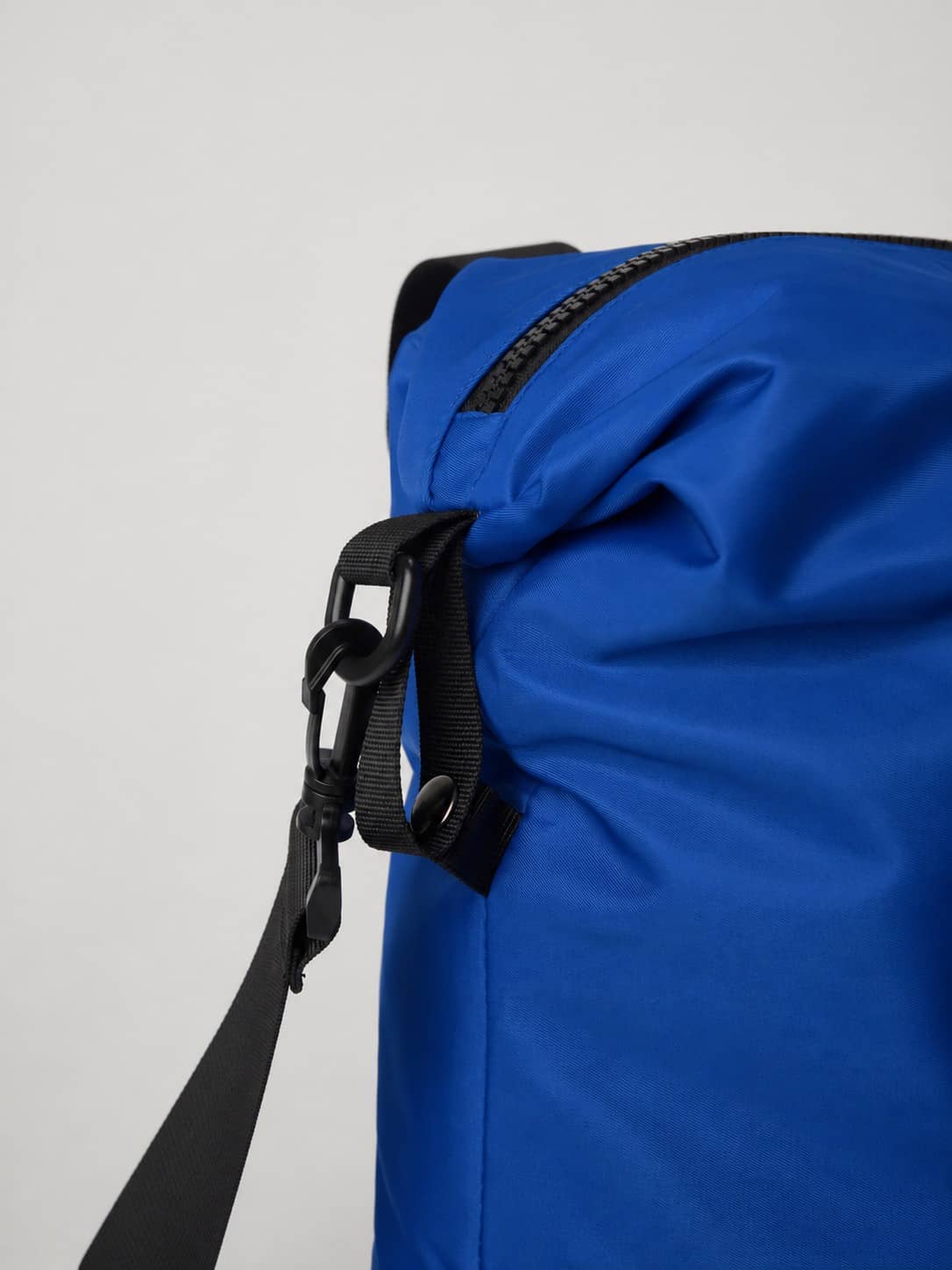 Nærbilde av Borg Classic Sports Bag 28L i Monaco Blue (Blå) med svart stropp og glidelåsdetalj til trening. - Image 2