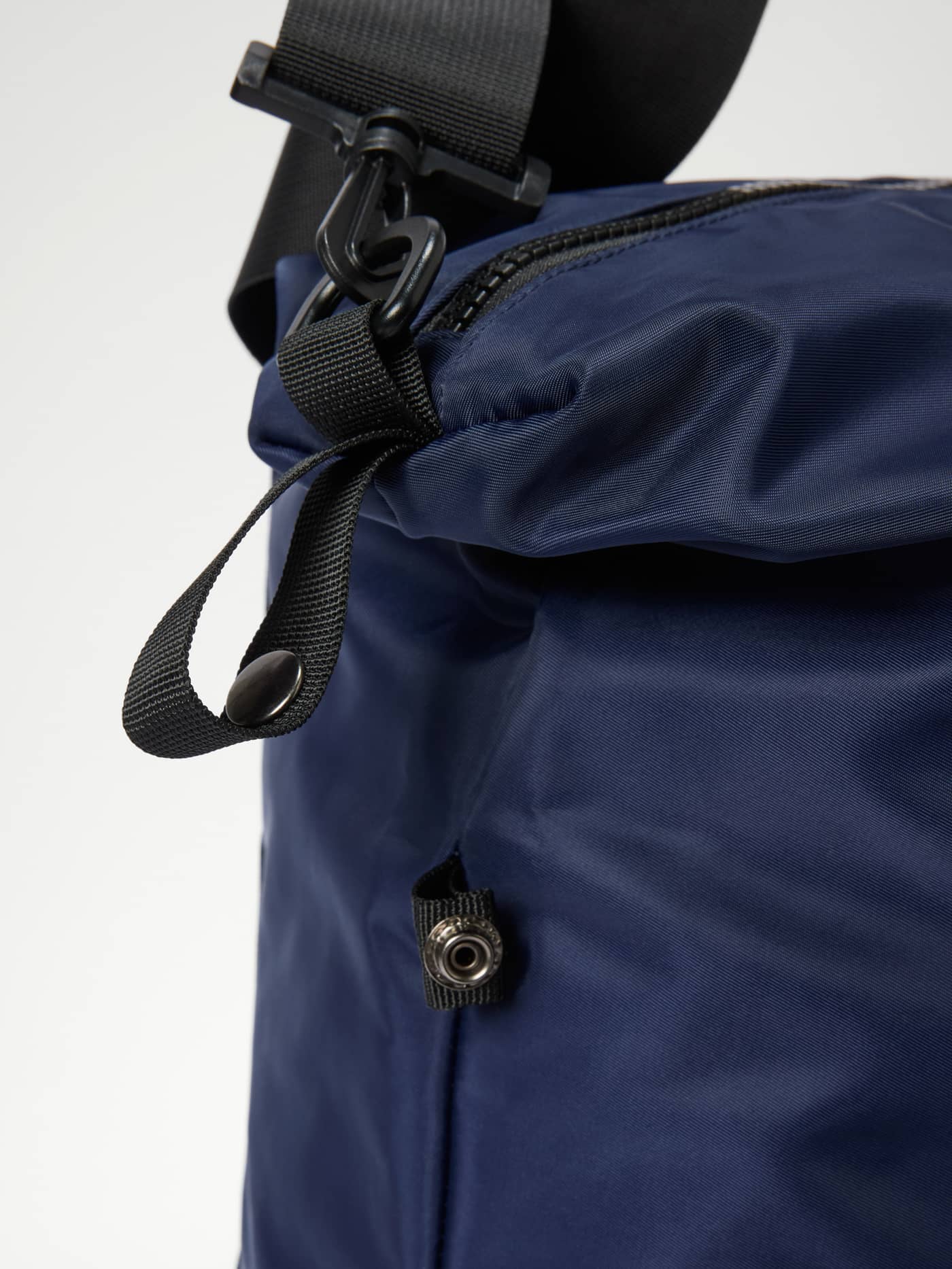 Nærbilde av Borg Classic Sports Bag 28L i Dress Blues (Marineblå) med reimkrok og trykknapp til trening. - Image 3