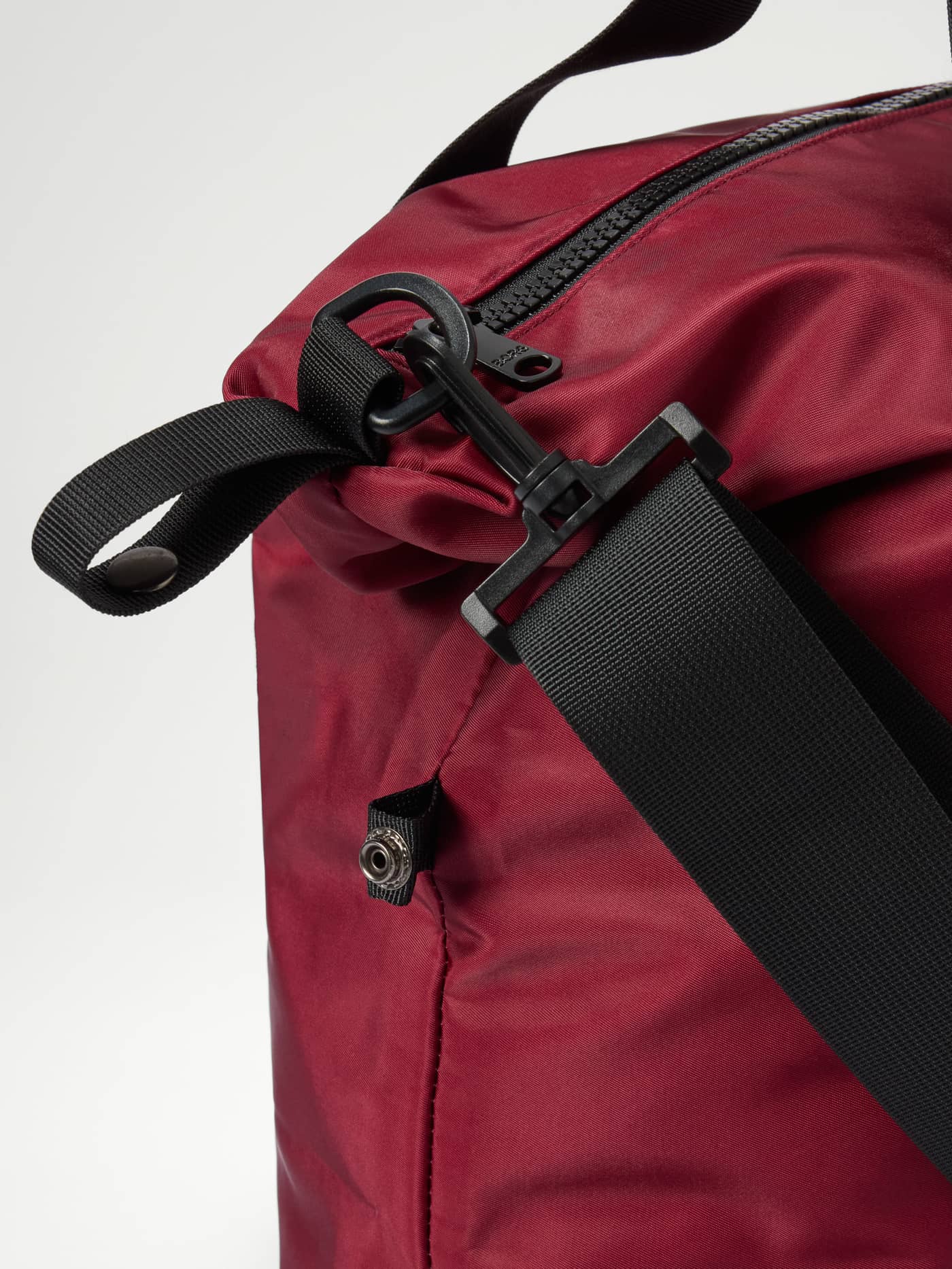 Borg Classic Sports Bag 28L i Cabernet (Rød) med nærbilde av den justerbare skulderremmen til trening. - Image 2