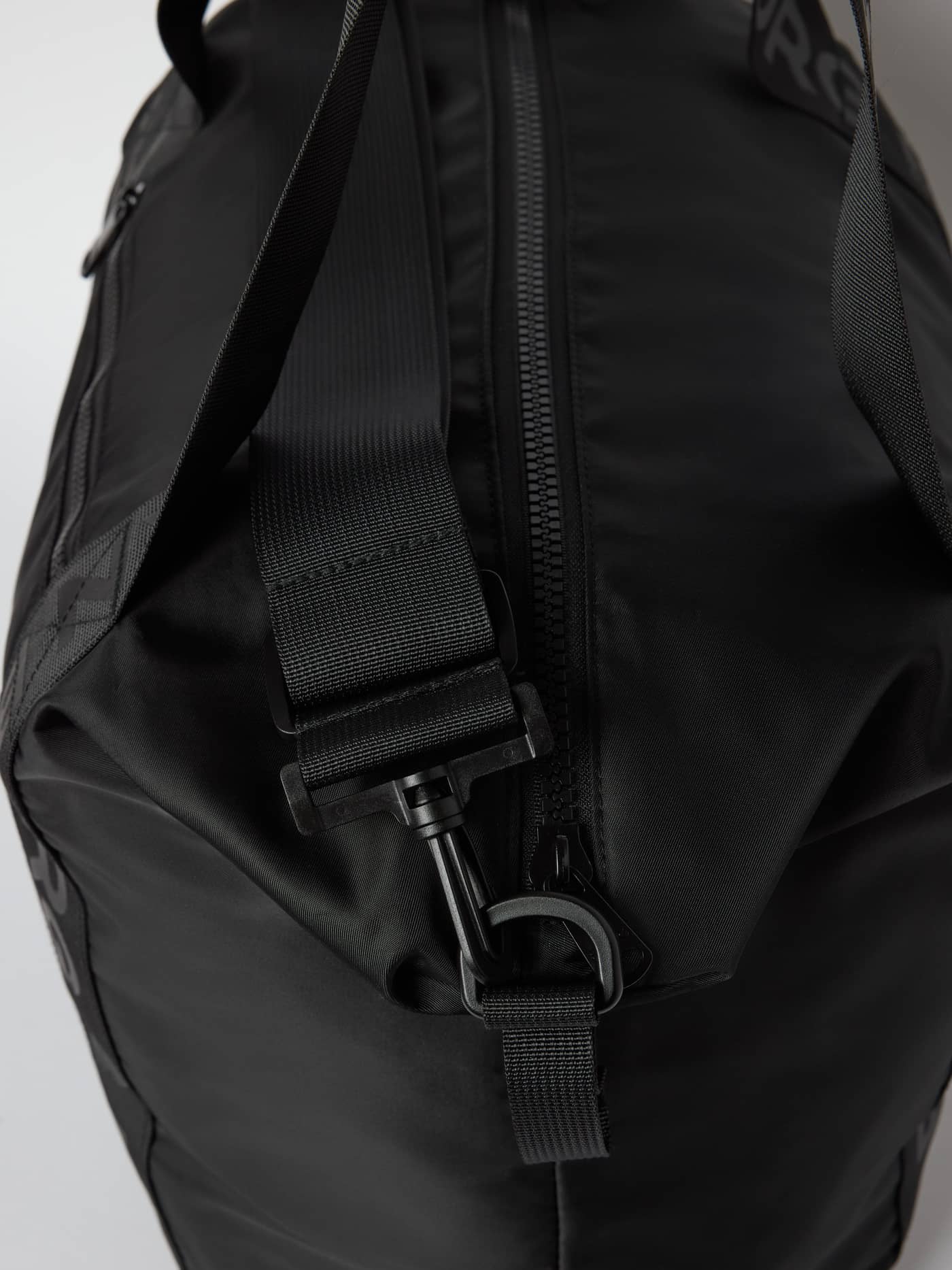 Primer plano de la Borg Classic Sports Bag 28L en Black Beauty (Negro) con gancho de correa resistente para entrenamiento. - Image 3