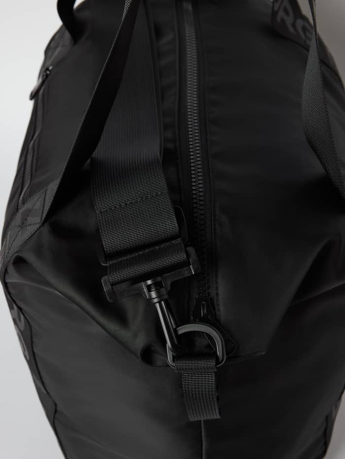 Detailed close-up of the Borg Classic Sports Bag 28L in Black Beauty (Black), featuring a durable strap hook for training. - Image 3