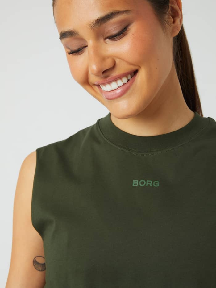 Nahaufnahme des Borg Cropped Tank in Duffel Bag (Grün) mit farblich abgestimmtem Logo und stylischem Fit für das Training. - Image 3