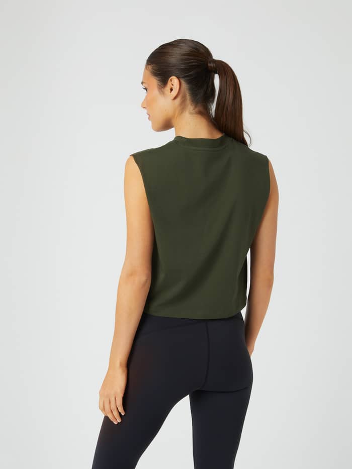Seitliche Rückansicht des Borg Cropped Tank in Duffel Bag (Grün) für einen stylishen, lockeren Training-Fit. - Image 2