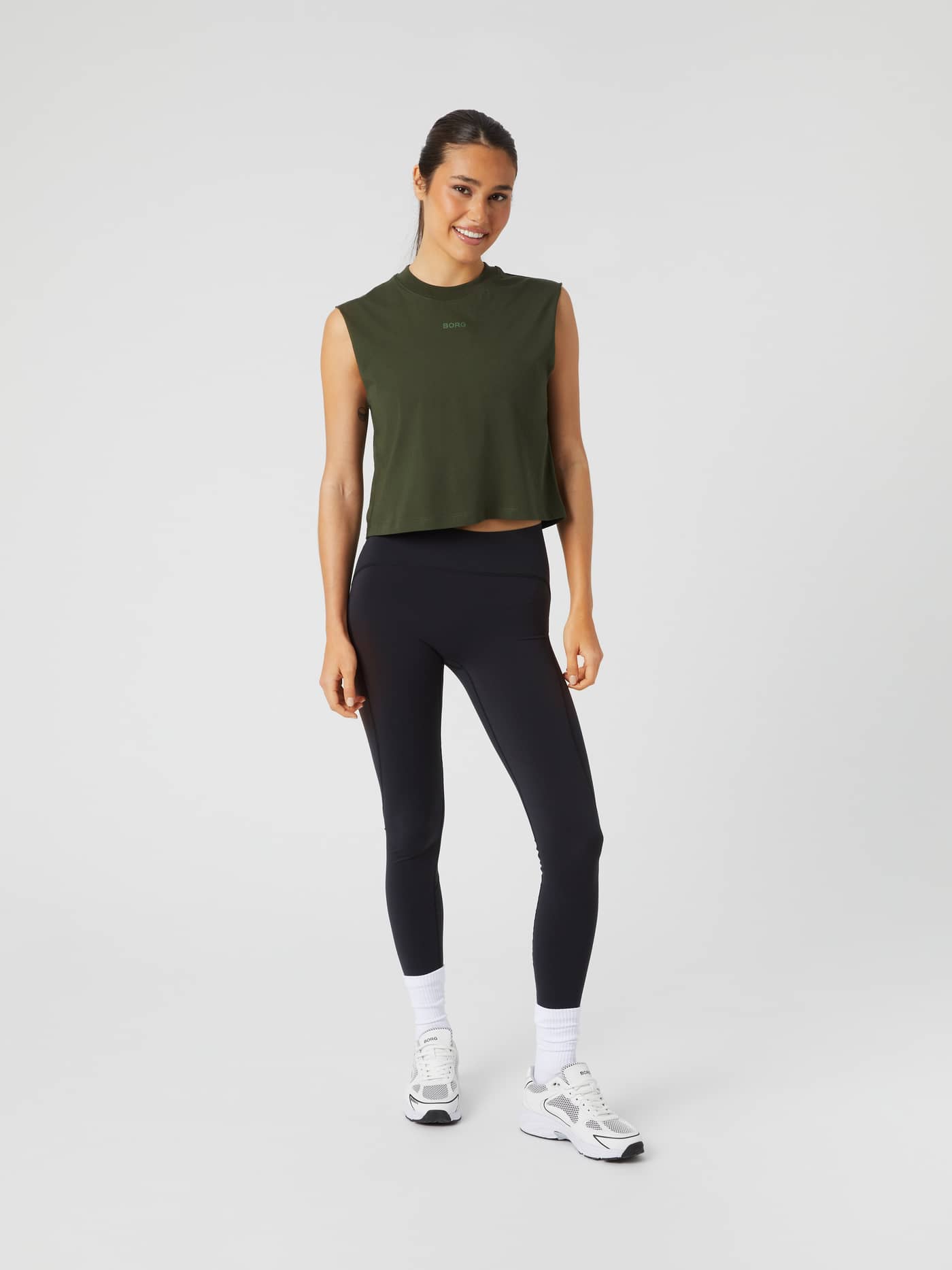 Borg Cropped Tank i Duffel Bag (Grön) i helfigur framifrån med mörk logotyp för en snygg stil och passform vid träning. - Image 4