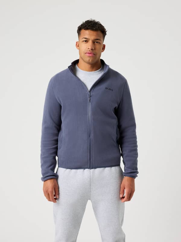 Frontvy av en man i Borg Full Zip Fleece i Odyssey Gray (Blå) med dragkedja fram och svart logotyp på bröstet.