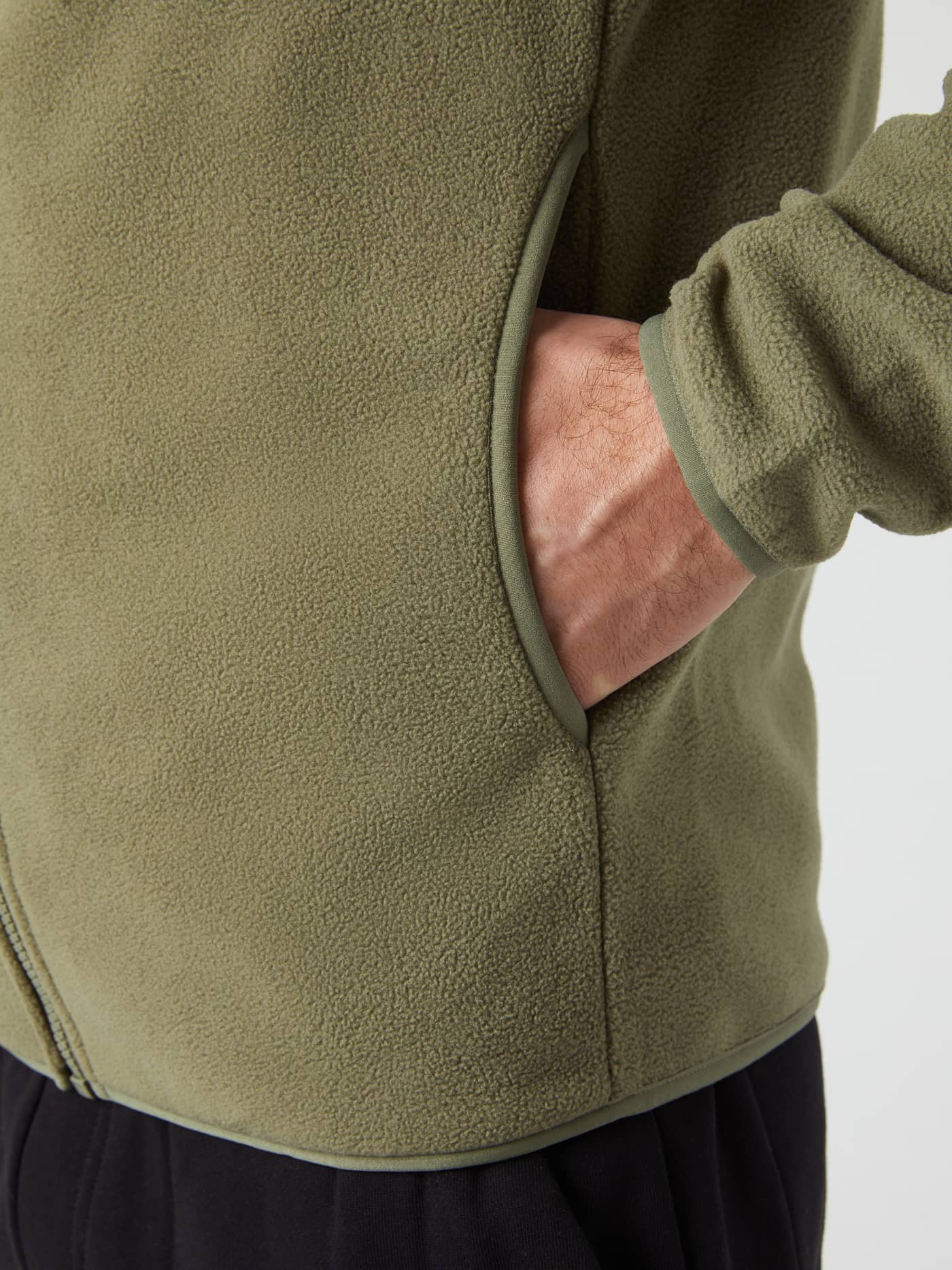 Nærbillede af sidelommen på Borg Full Zip Fleece i Deep Lichen Green (Grøn) med fokus på funktionel stil og blødt materiale. - Image 5
