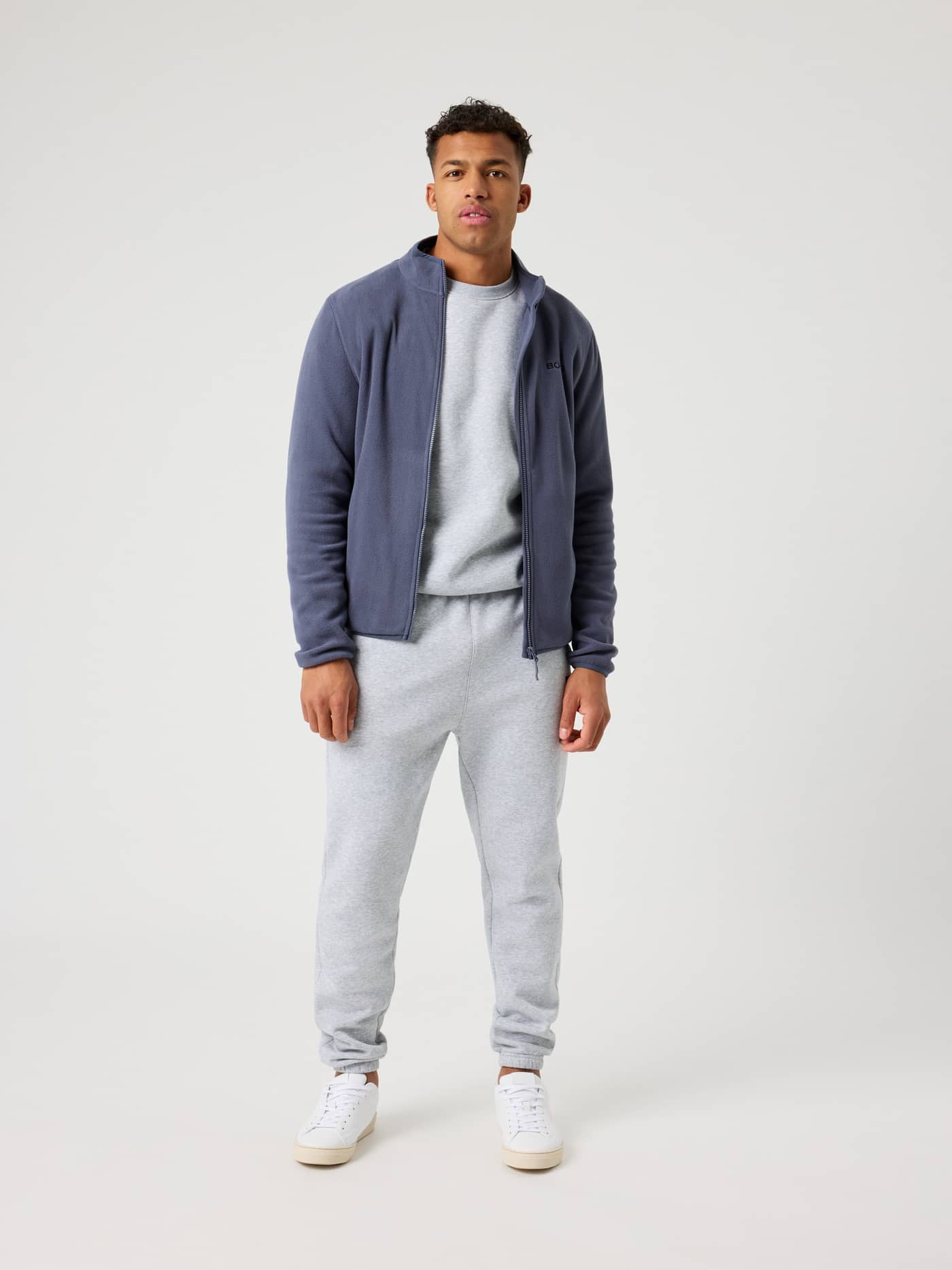 Vooraanzicht van een man in de Borg Full Zip Fleece in Odyssey Gray (Blauw), een functioneel en stijlvol regular-fit jack. - Image 3