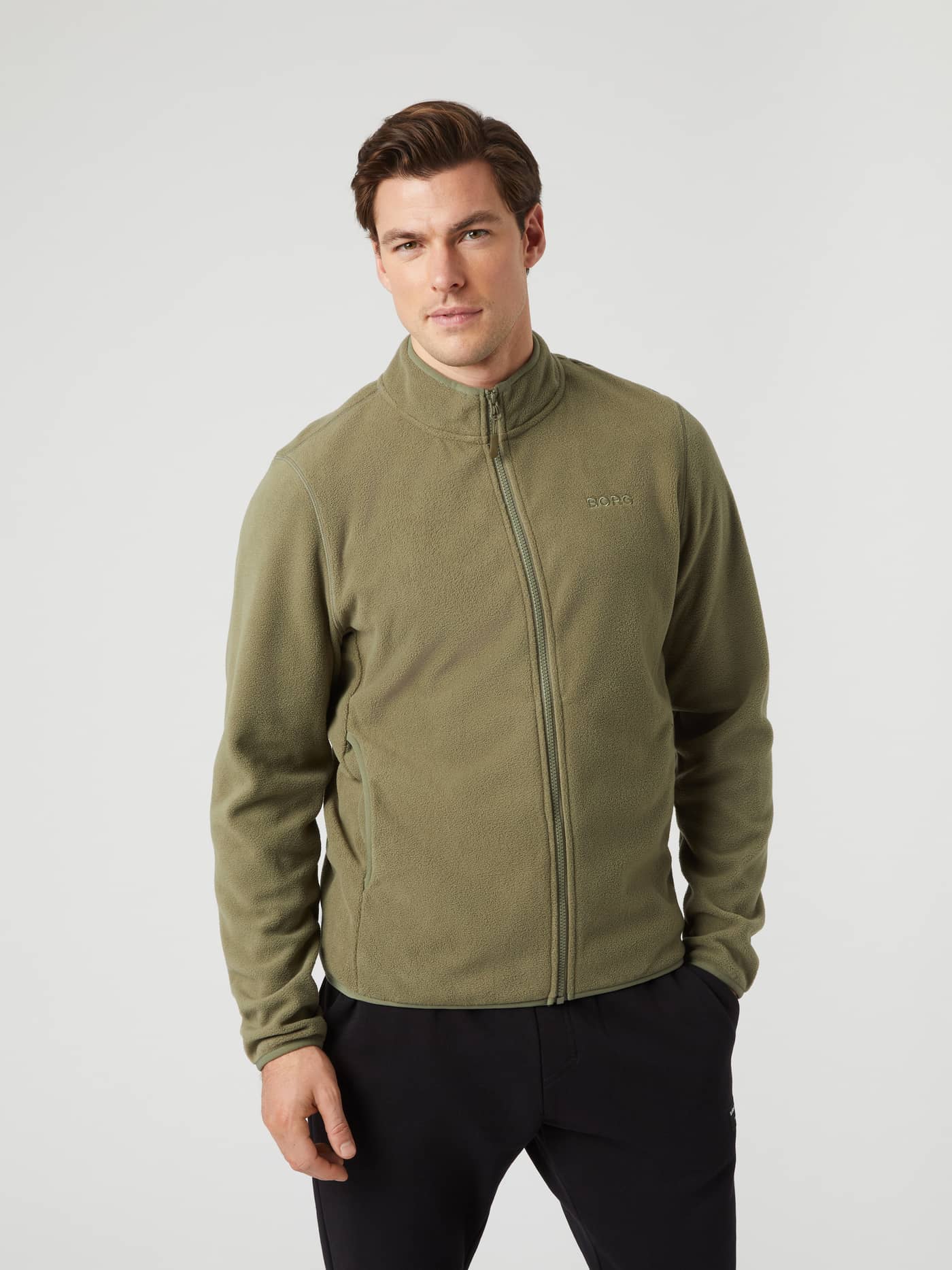 Borg Full Zip Fleece i Deep Lichen Green (Grøn) set forfra med lynlås og logotryk i et stilfuldt og funktionelt design. - Image 4