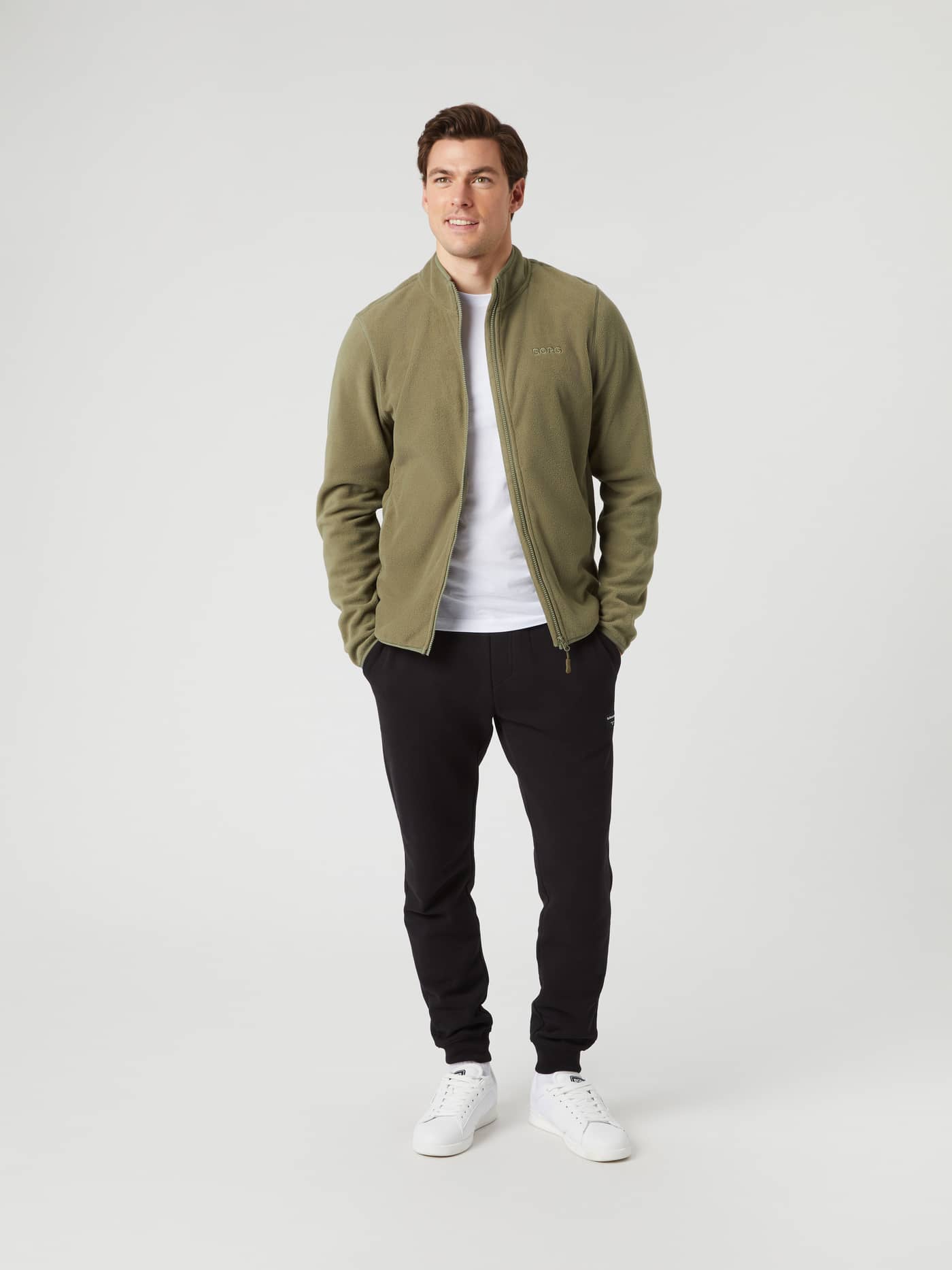 Borg Full Zip Fleece i Deep Lichen Green (Grøn) set forfra på en mand, stylet med hvid t-shirt og sorte joggers. - Image 3