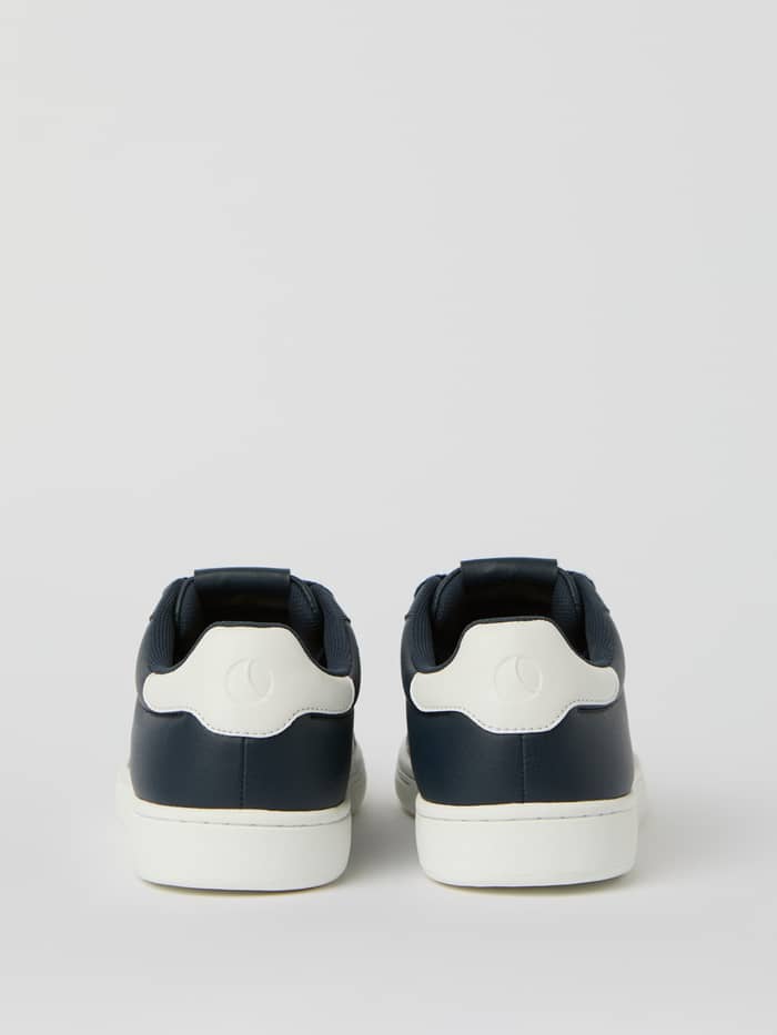 Men's Cup Logo Sneakers in Navy van op tennis geïnspireerd synthetisch leer met witte hiel met logo, achteraanzicht. - Image 3