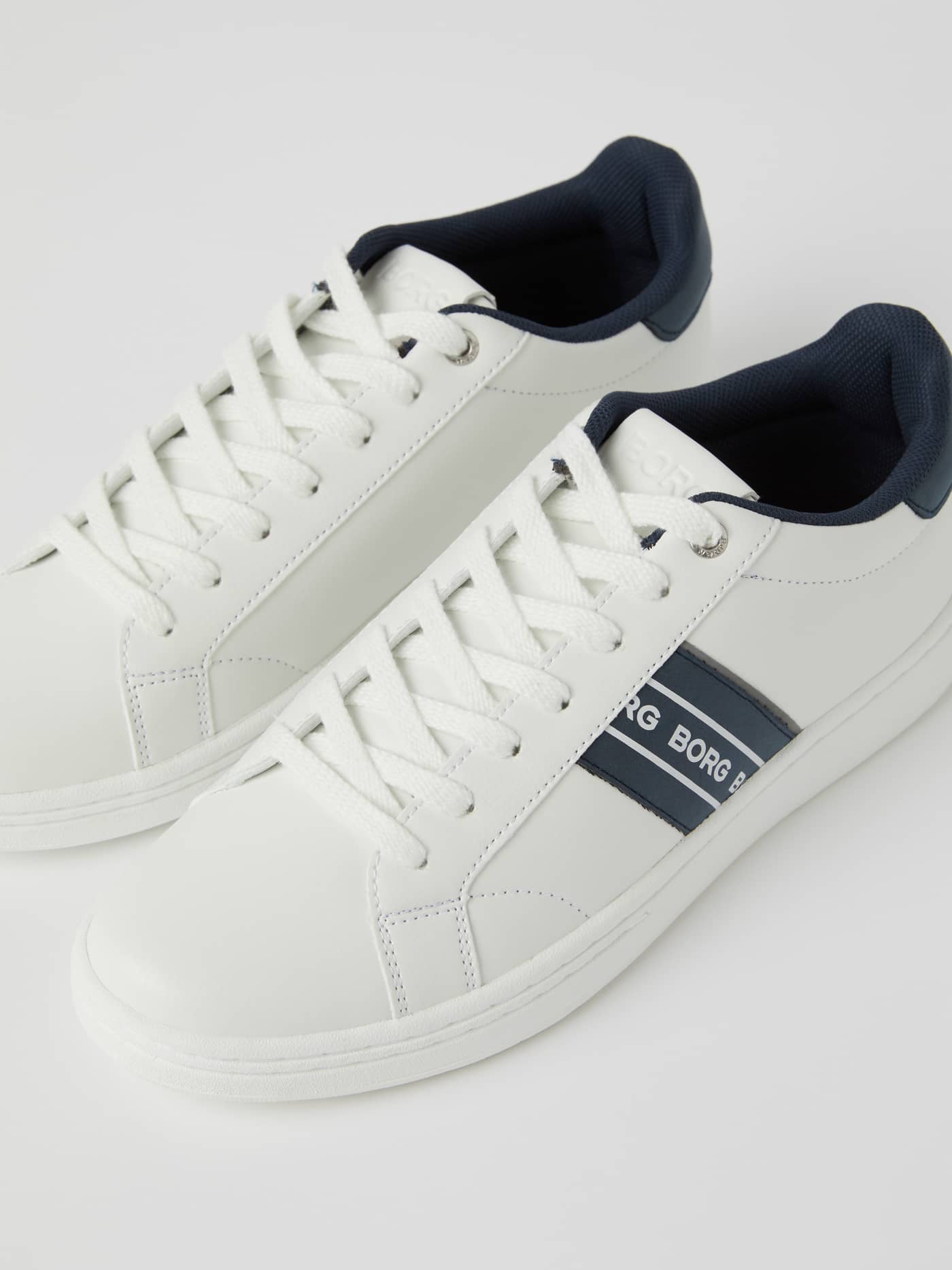 Angled view of the tennis-style Men’s Sneakers T470 in White, with synthetic leather and a navy side logo stripe. - Image 3