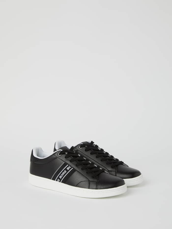 Zwarte Men’s Sneakers T470 van synthetisch leer met een witte tennis-logostreep in zijaanzicht.