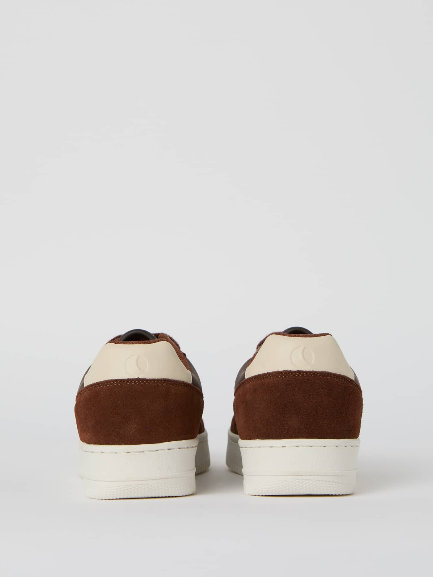Rückansicht der Men's Line Sneakers in Braun im Tennis-Stil aus Wildleder mit funktionaler Gummisohle. - Image 2