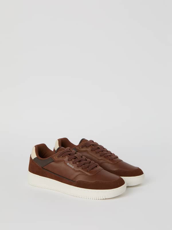 Men's Line Sneakers Marron en daim, style tennis avec semelle blanche et logo argenté.