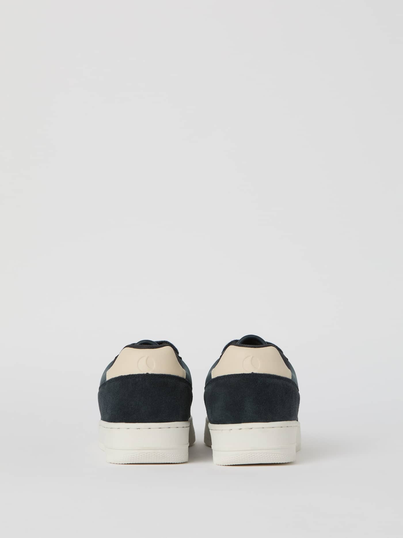 Rückansicht der Men's Line Sneakers in Navy aus funktionalem Wildleder- und Kunstleder-Mix mit tonalem Fersenlogo. - Image 2