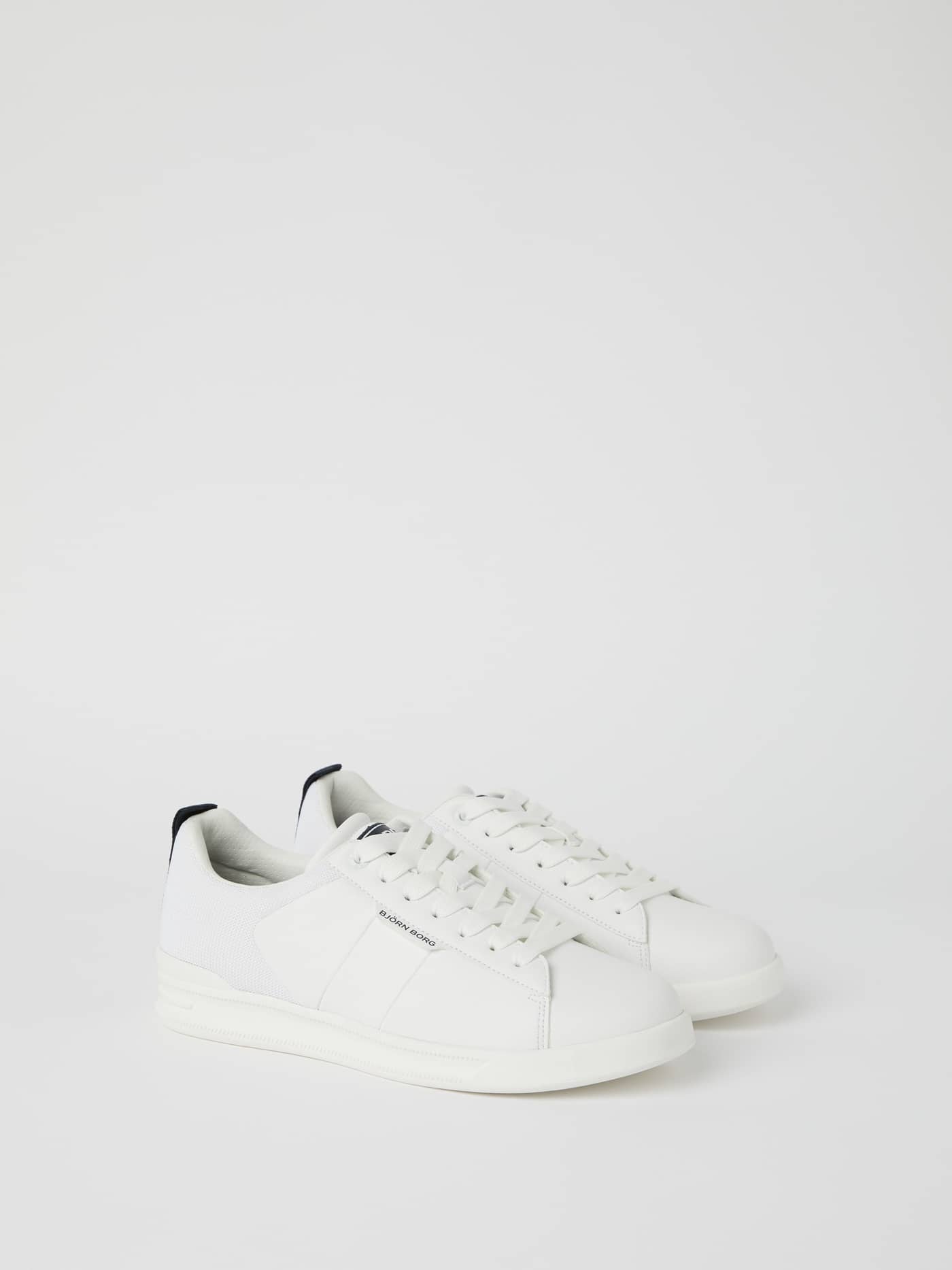 Men’s Sneakers T2600 i hvid i syntetisk læder og mesh med et navy logo i tennis-stil set fra siden. - Image 1
