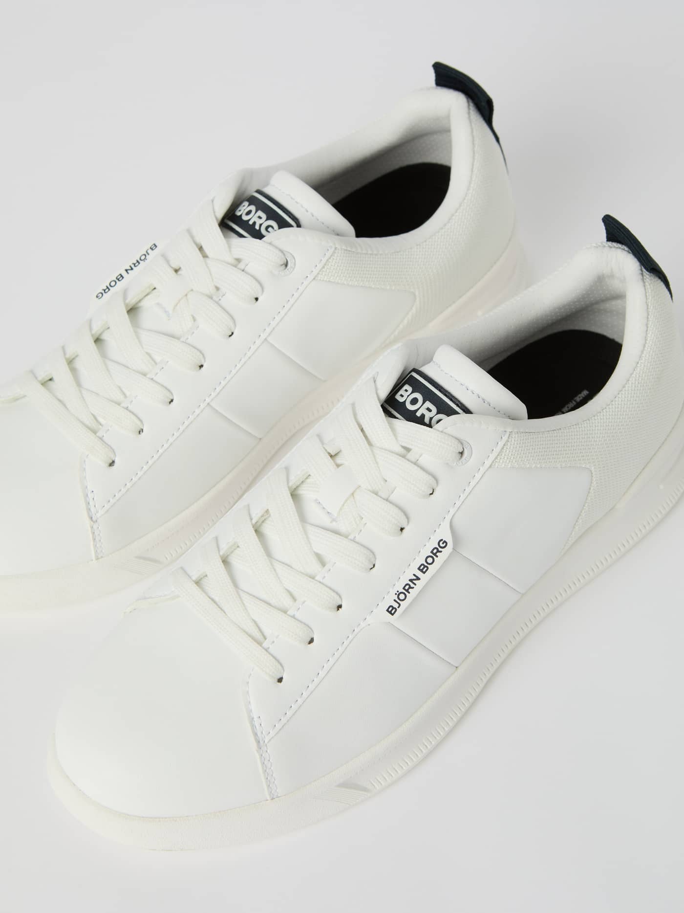 Vue en plongée des Men's Sneakers T2600 Tennis Low blanches en cuir synthétique et mesh avec détails de logo noirs. - Image 3