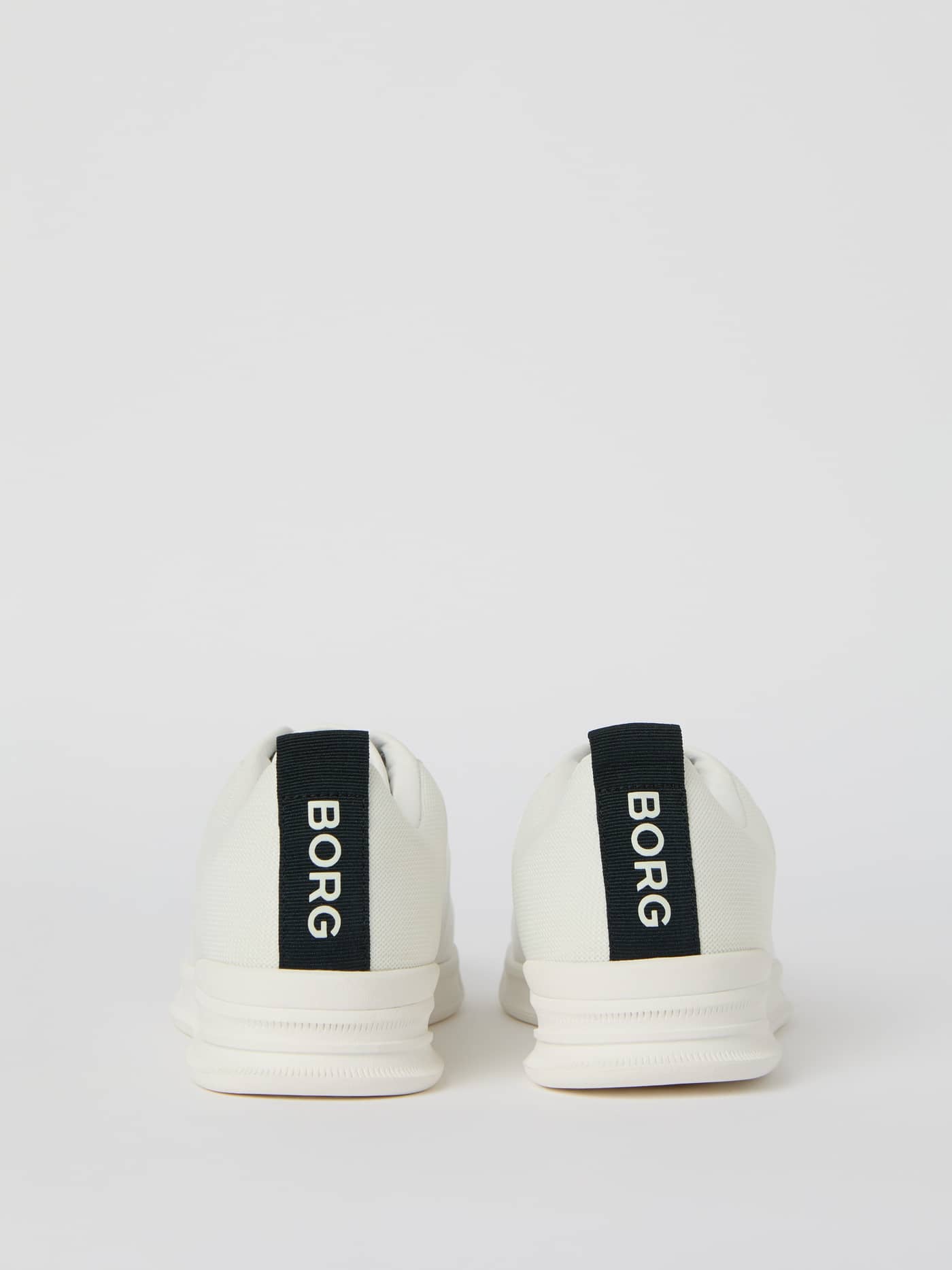 Vue arrière des Men's Sneakers T2600 Tennis Low blanc avec empiècement noir au talon et logo BORG blanc. - Image 2