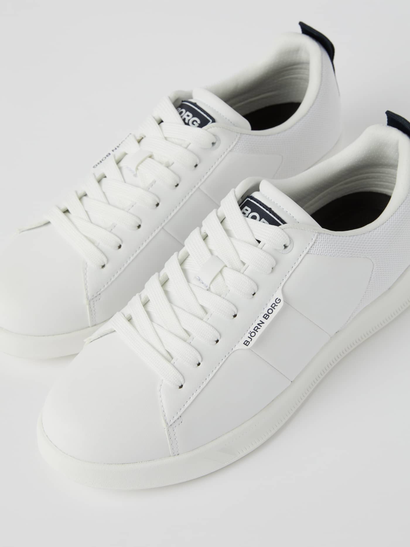Men’s Sneakers T2600 i Hvid i tennis-inspireret syntetisk læder med marineblå logodetaljer set forfra. - Image 2