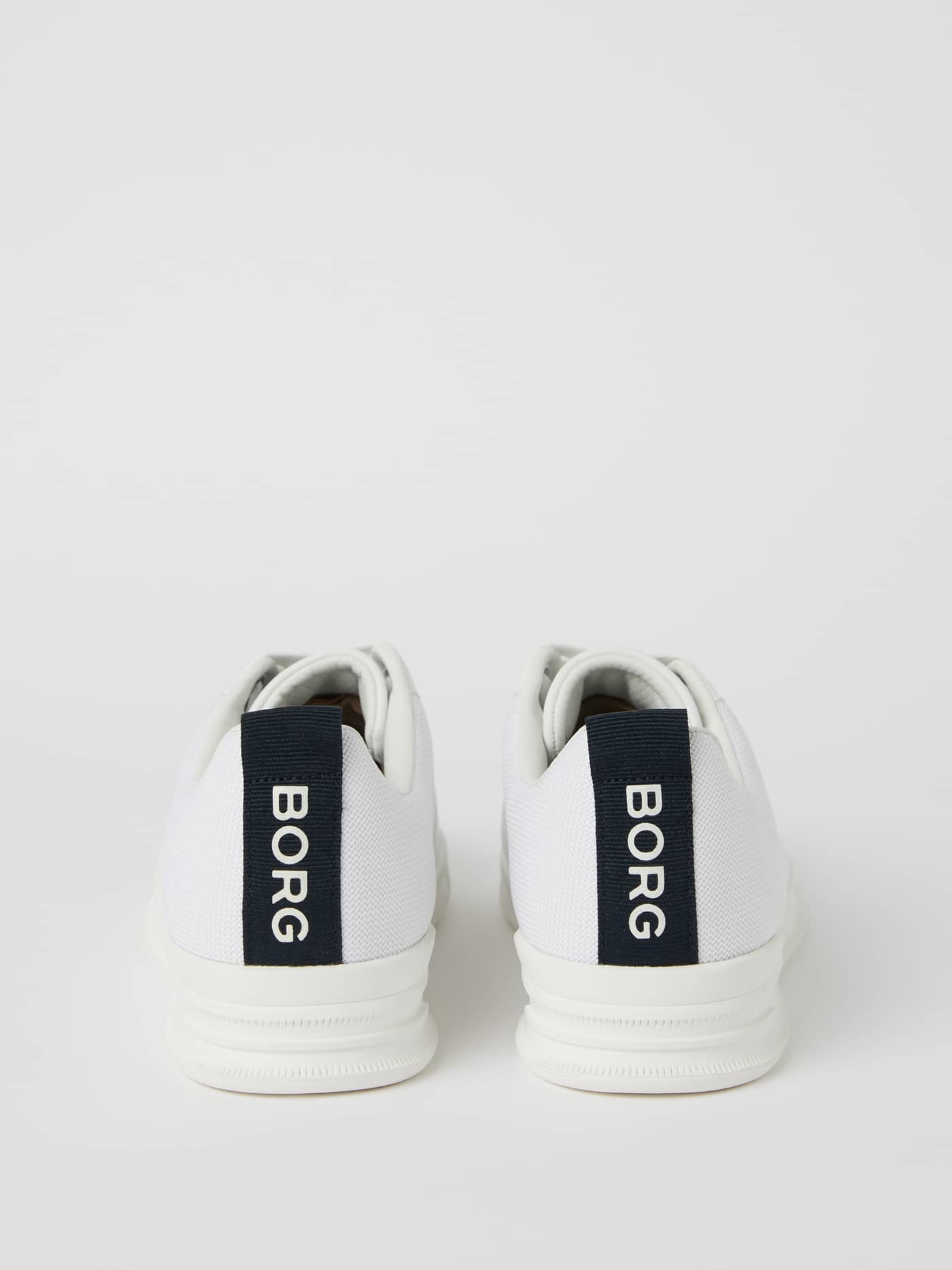 Men’s Sneakers T2600 i hvid set bagfra i tennis-stil med hvide BORG-logoer på navy detaljer og åndbart mesh. - Image 3
