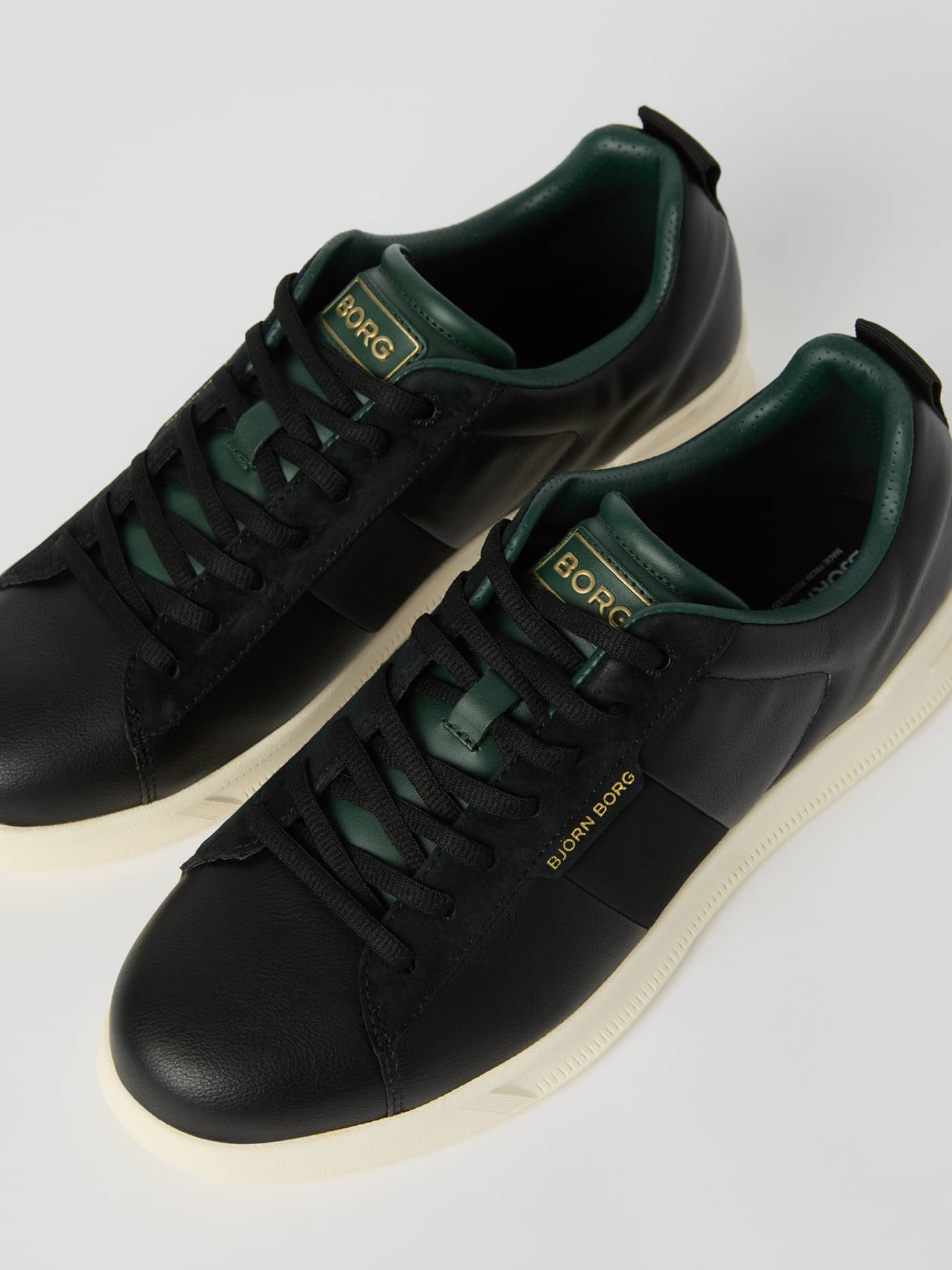 Draufsicht der Men's Set Sneakers in Schwarz aus Synthetikleder und Wildleder mit goldenen Logos im funktionalen Tennis-Stil. - Image 3