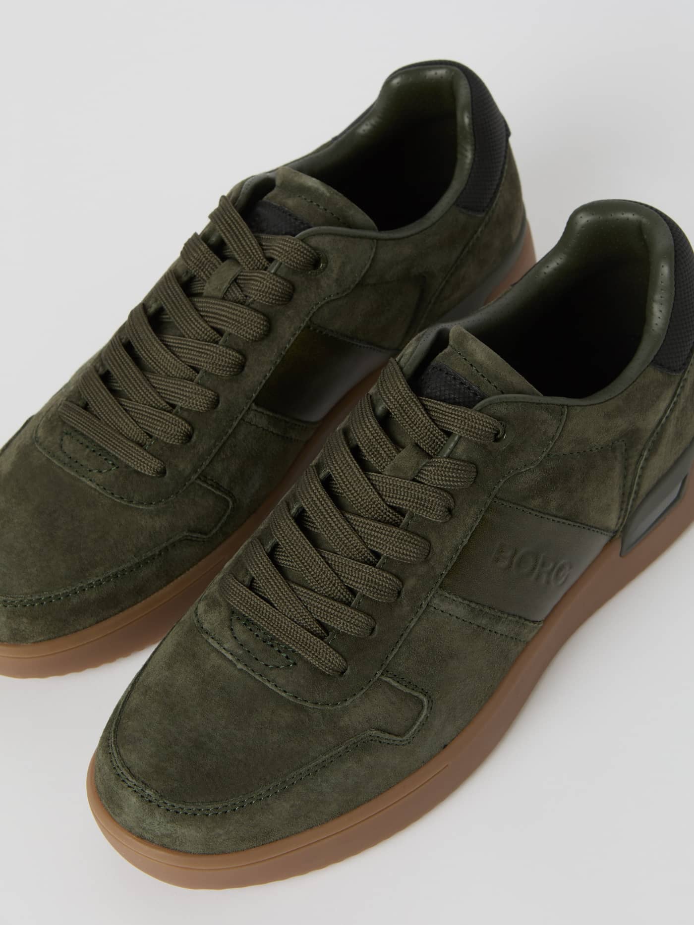 Men's Spin Sneakers in Olive (Grün) aus Wildleder mit Tennis-Design, brauner Gummisohle und grünem BORG-Logo. - Image 3
