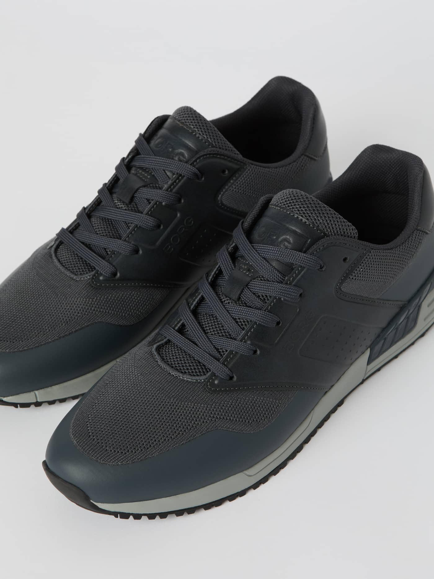 Men's Match Sneakers in Navy van ademend mesh en synthetisch leer voor een running-stijl, schuin zijaanzicht. - Image 2