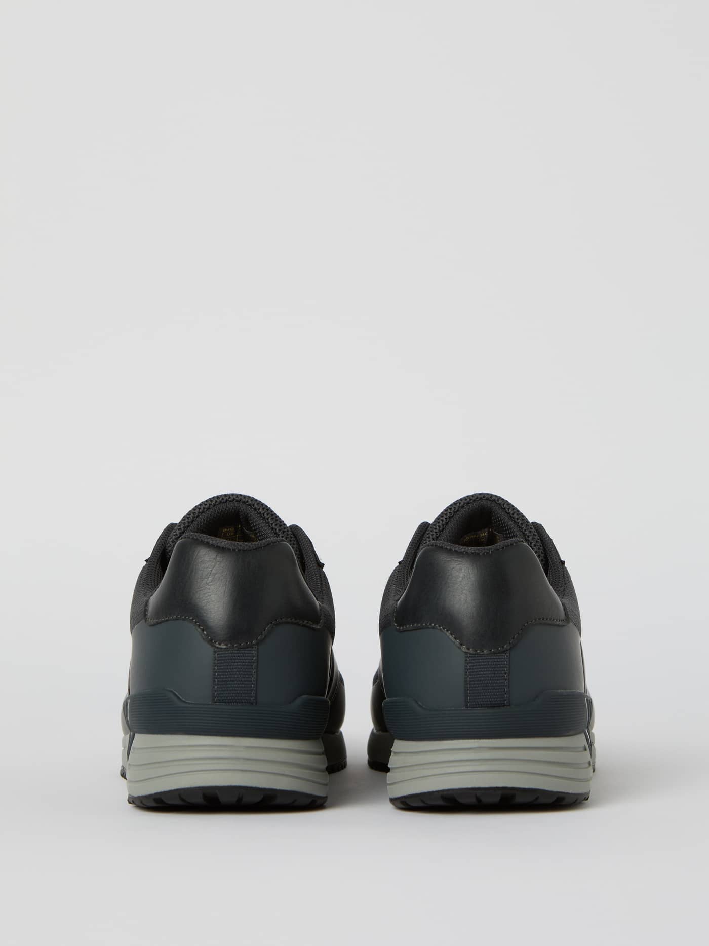 Men's Match Sneakers in Navy met ondersteunende hielconstructie en mesh voor een sportieve running-stijl, achteraanzicht. - Image 3