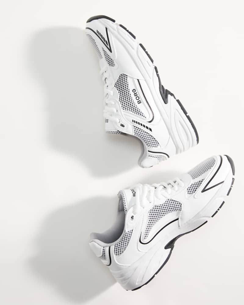 Women's Grand Sneakers i White / Black (Vit) med svart logotyp, mesh och syntetiskt läder för löpning och träning.