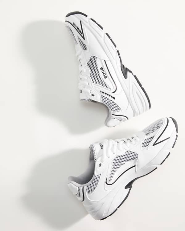 Women's Grand Sneakers blanc avec logo noir, maille et cuir synthétique pour le running et le training.