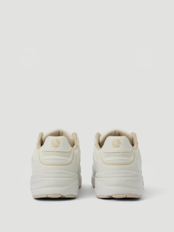 Beige Women's Grand Sneakers voor training met ademend mesh en een beige logo op de hiel, achteraanzicht. - Image 3