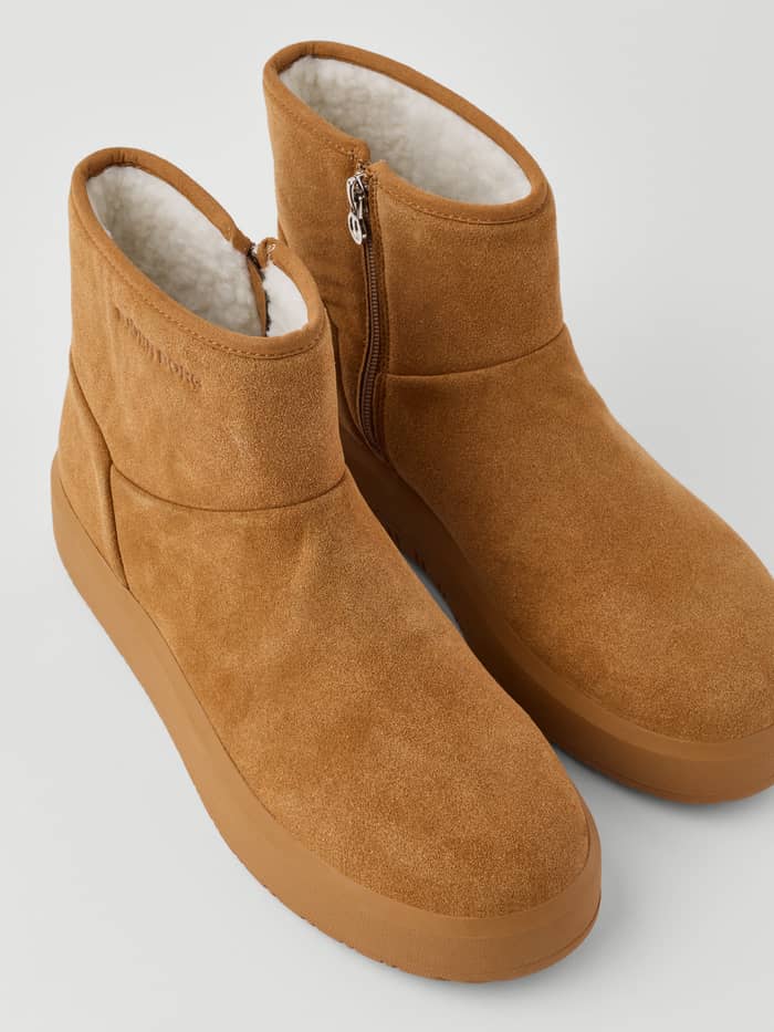 Women's Wooly Boots i Brun af syntetisk læder med blød, fluffy inderside, lynlås i siden og tonalt præget logo. - Image 4