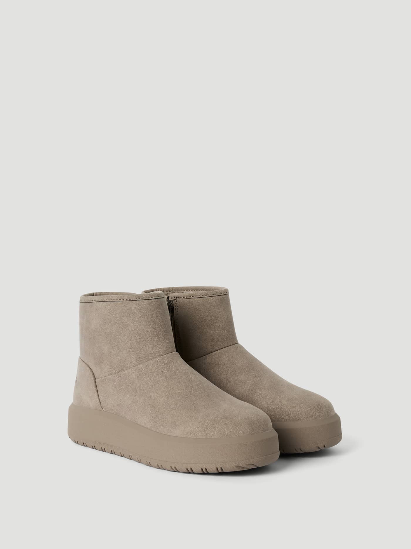 Side view of the grey Björn Borg Women's Wooly Boots featuring a synthetic leather upper and a high rubber sole. - Image 2