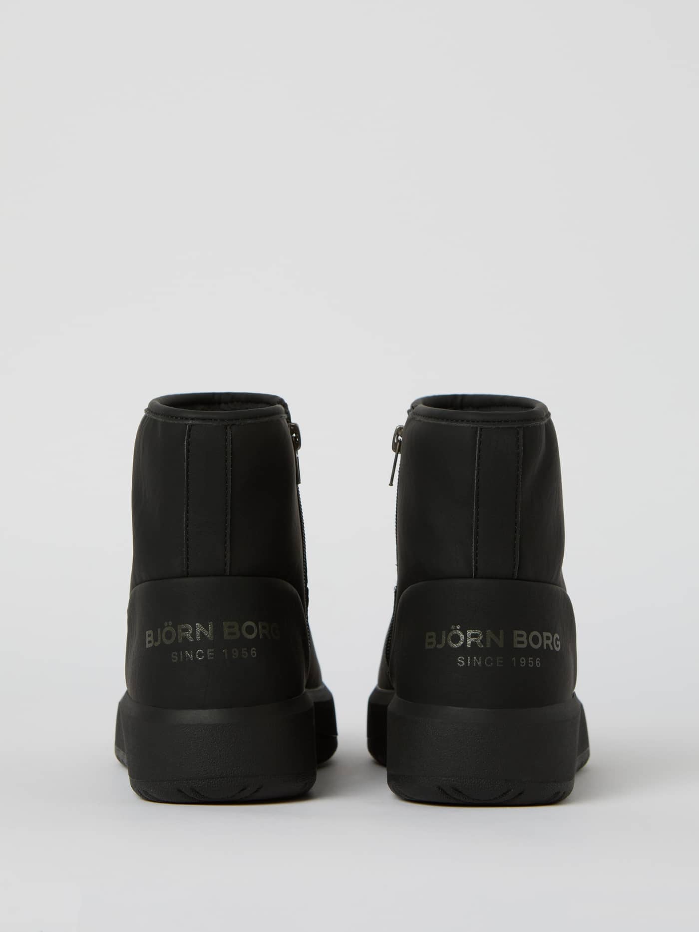 Zwarte Björn Borg Women's Wooly Boots van synthetisch leer met een zilveren logo en hoge rubberen zool, achteraanzicht. - Image 3