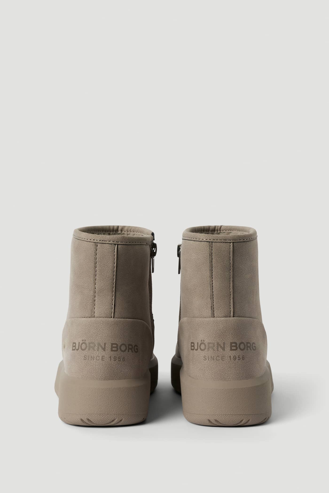 Back view of the grey Women's Wooly Boots in synthetic leather, featuring a tonal Borg logo and a stylish, cozy fit. - Image 3