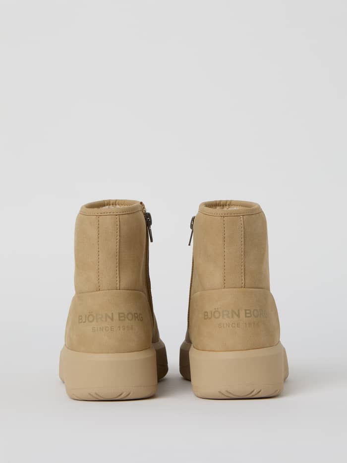Women's Wooly Boots i Beige set bagfra med en skridsikker gummisål og et matchende beige logo på hælen. - Image 4