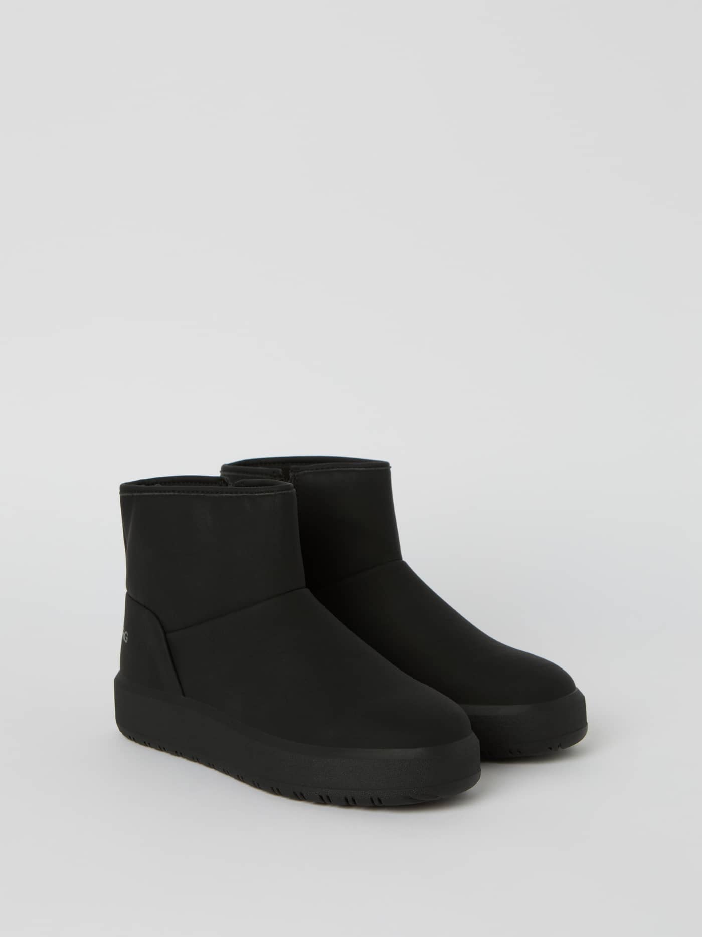 Zijaanzicht van zwarte Women's Wooly Boots van synthetisch leer met hoge rubberen zolen voor een stijlvolle pasvorm. - Image 2